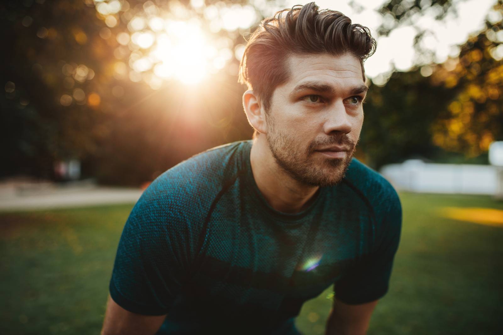 Junger Mann pausiert nach seinem Workout | Credit: iStock.com/Jacob Ammentorp Lund