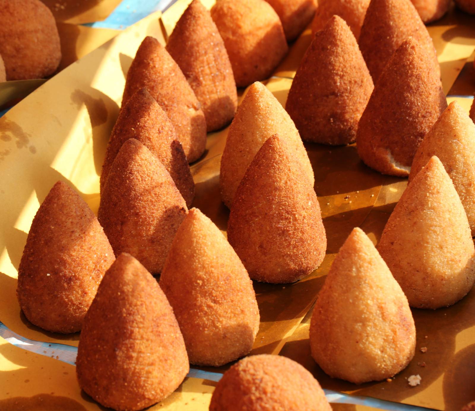 Tablett voller Arancini | Credit: iStock.com/ChiccoDodiFC