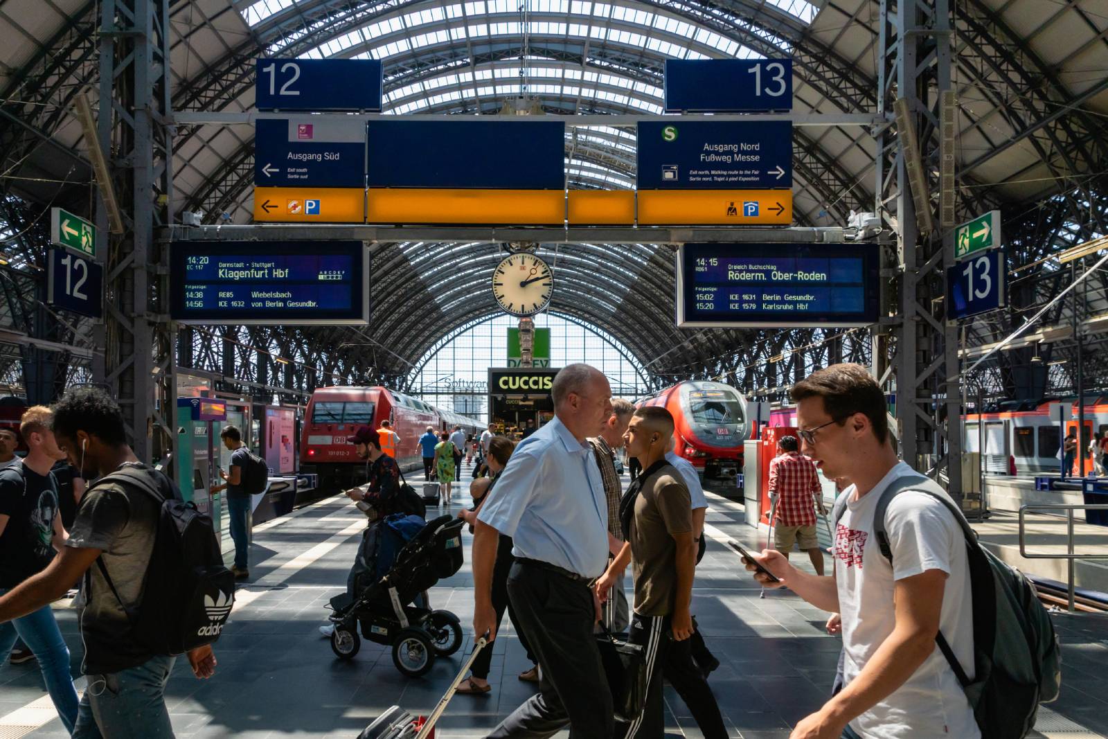 Belebter Bahnhof | Credit: iStock.com/uskarp
