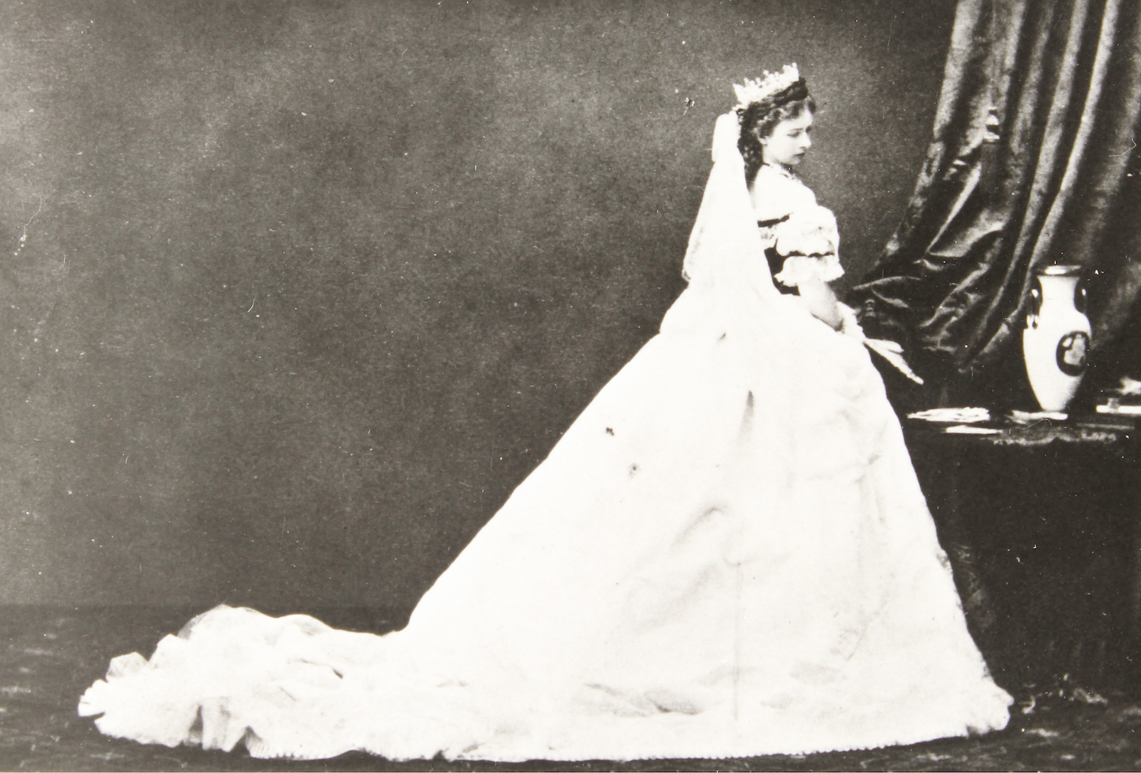 Schwarz-weiß-Fotografie von Kaiserin "Sissi" in weißem Kleid. | Credit: Copyright: Sammlung Hubmann / brandstaetter images / picturedesk.com
