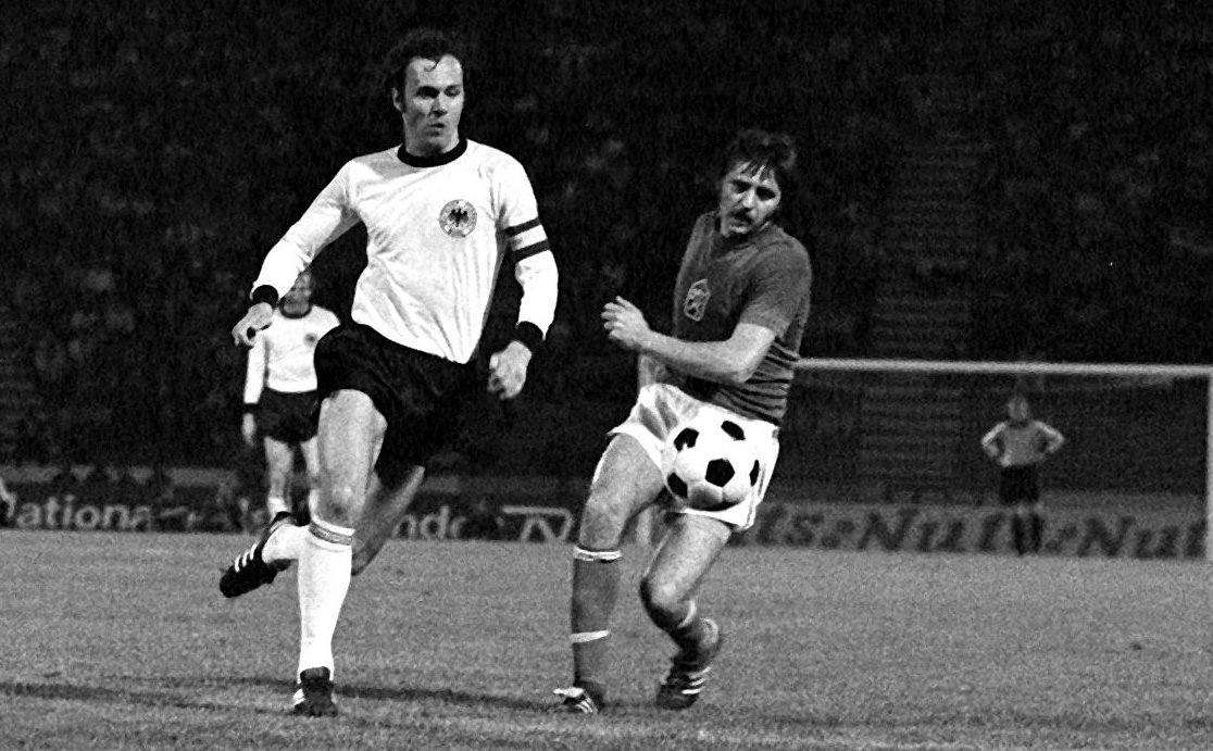 Deutschlands Franz Beckenbauer und Antonin Pankena aus der Tschechoslowakei im EM-Finale 1976