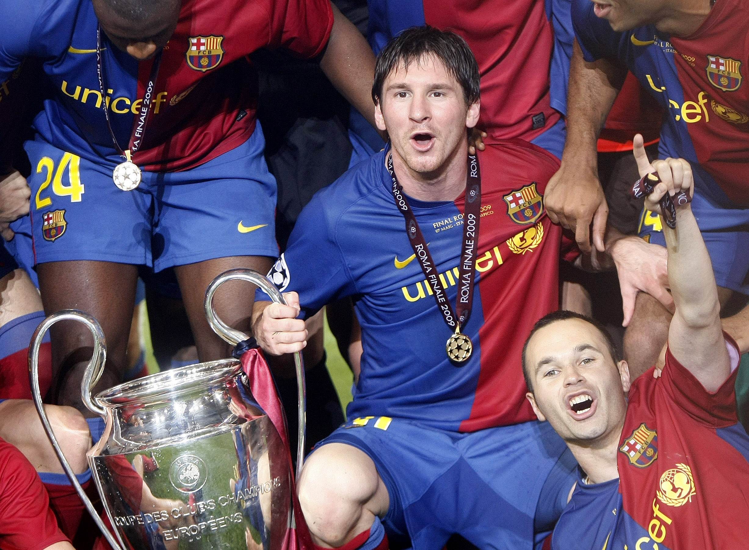 Lionel Messi jubelt mit seinen Teamkollegen von Barcelona un hält den Champions League Pokal