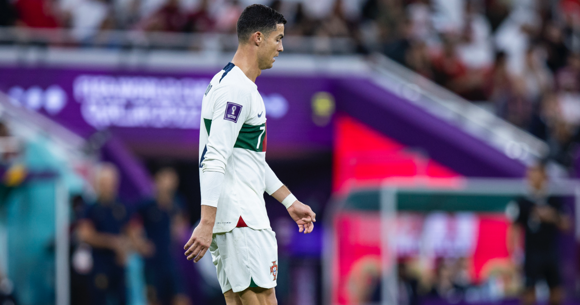 Cristiano Ronaldo in einem weißen Dress der portugiesischen Nationalelf, der enttäuscht das Spielfeld verlässt