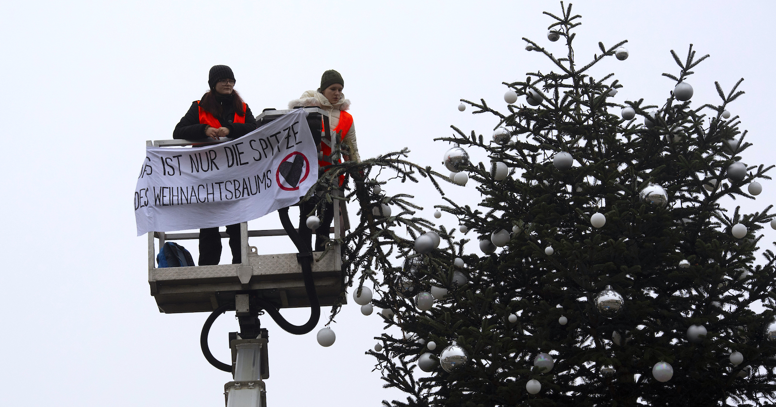 Zwei Aktivistinnen bei der Aktion