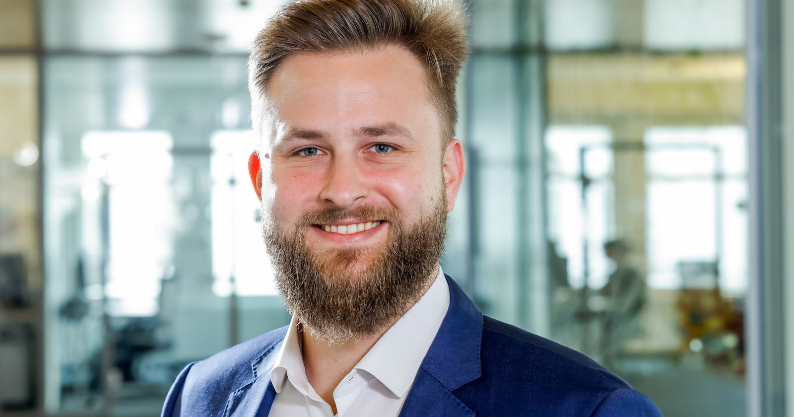 Michael Janicek im Büro | Helvetia Österreich