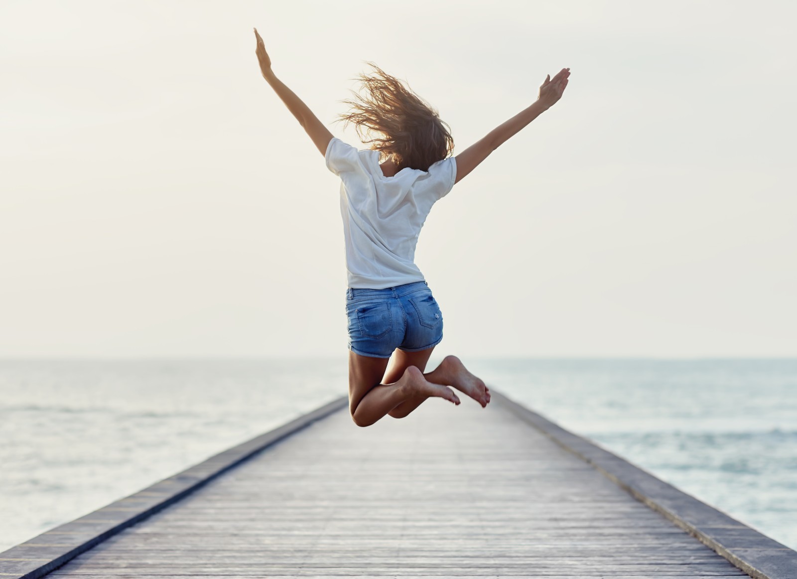 Frau springt glücklich in die Luft | Credit: iStock.com/Viktor_Gladkov