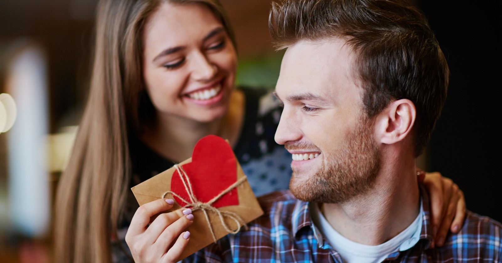 Frau schenkt Mann ein kleines Paket | Credit: iStock.com/shironosov