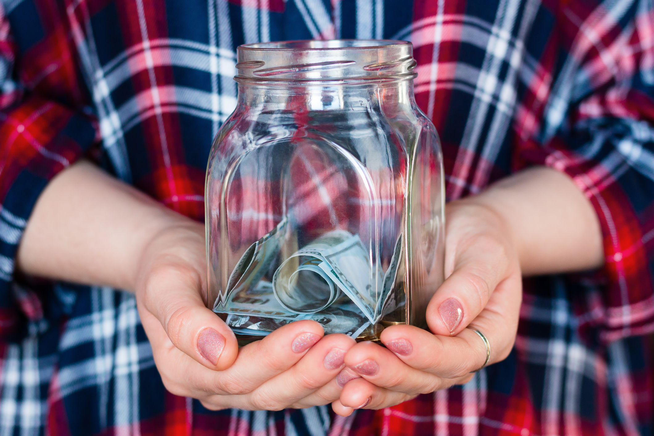 Spenden in einem Gefäß