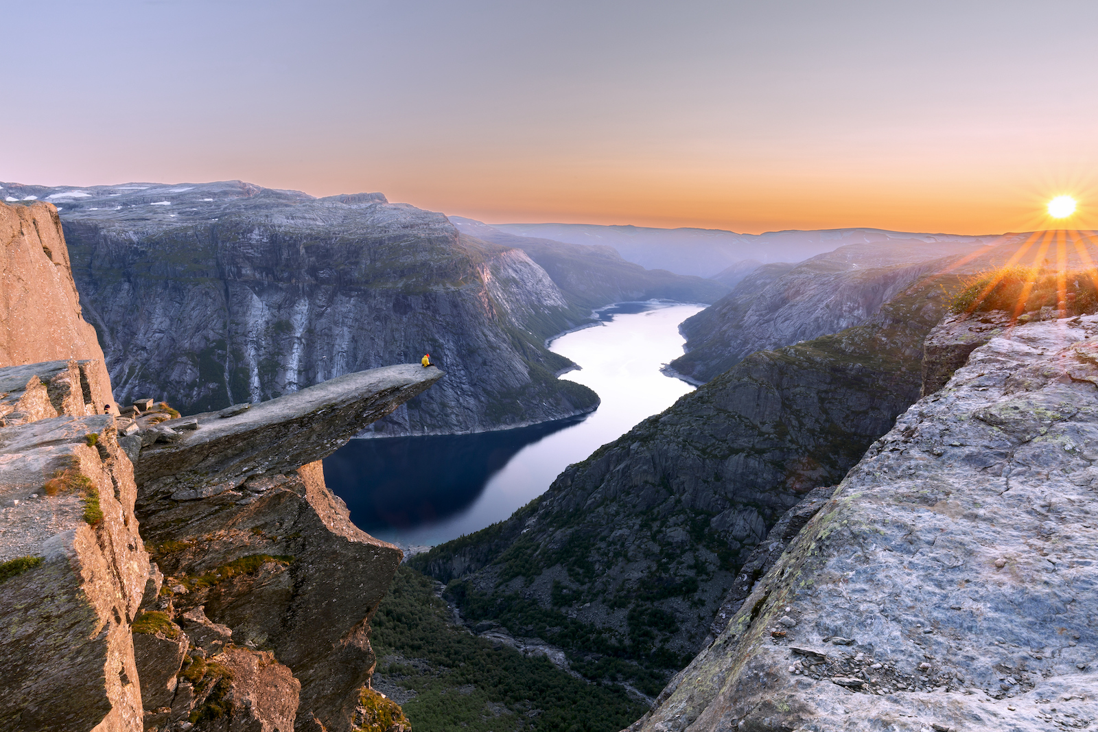 Spektakulärer Felsvorsprung in Norwegen. | Credit: iStock.com/minoandriani
