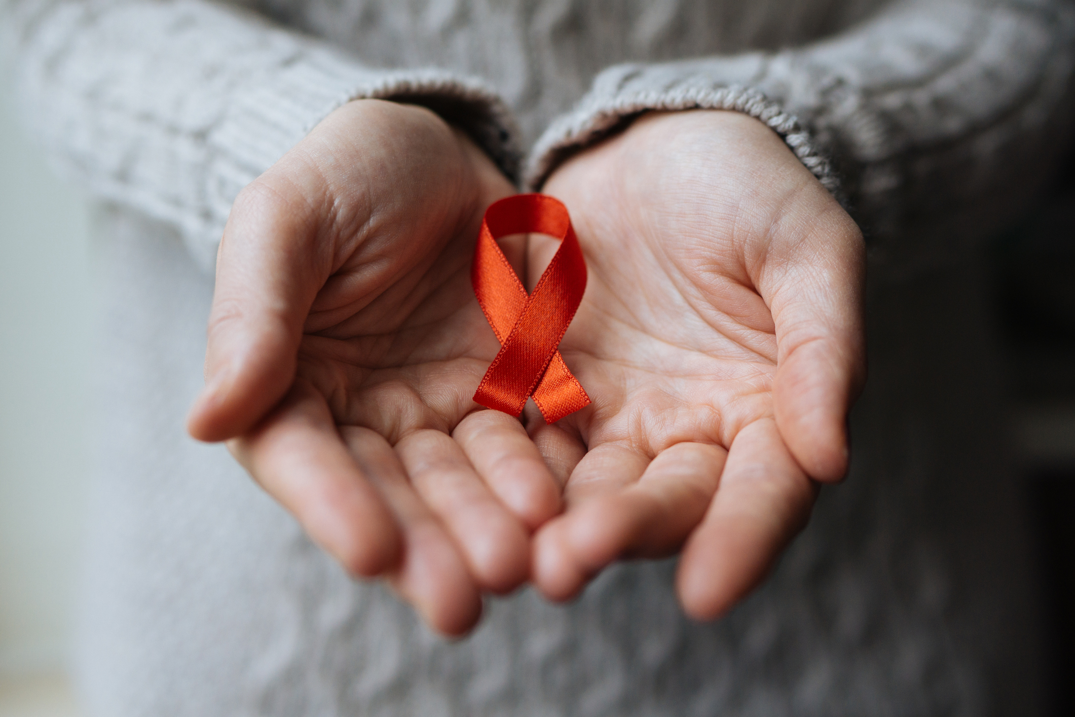 Schleife HIV/AIDS auf Händen