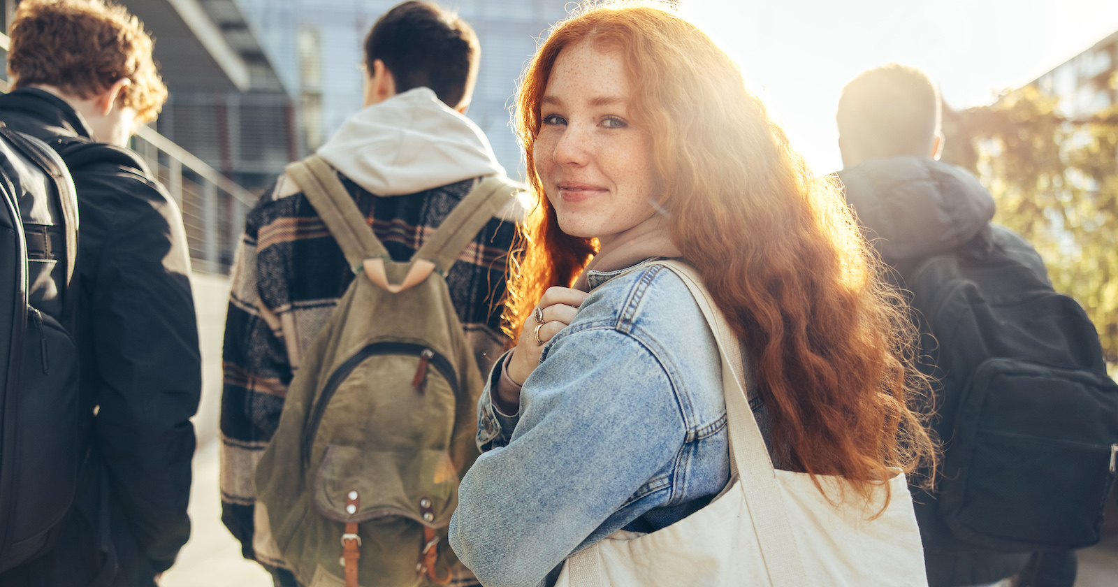 Junges Mädchen dreht sich zur Kamera um | Credit: iStock.com/jacoblund