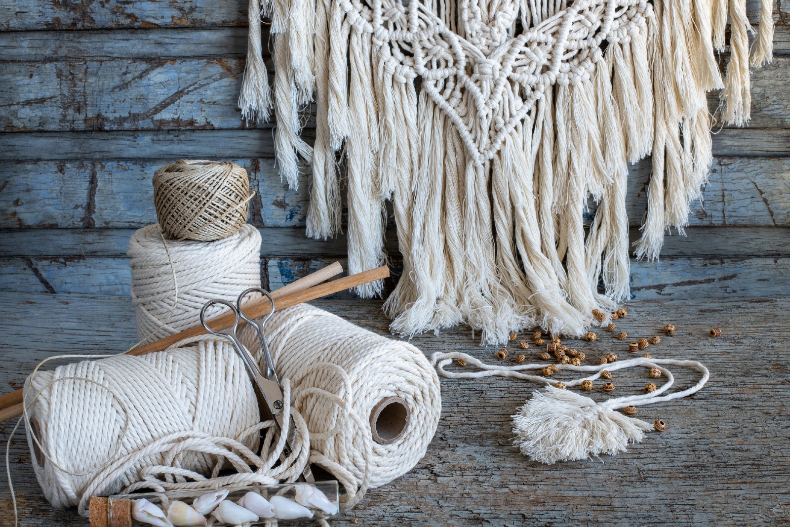 Makramee und Markamee-Garn liegen auf einem Brett | Credit: iStock.com/Gulcin Ragiboglu