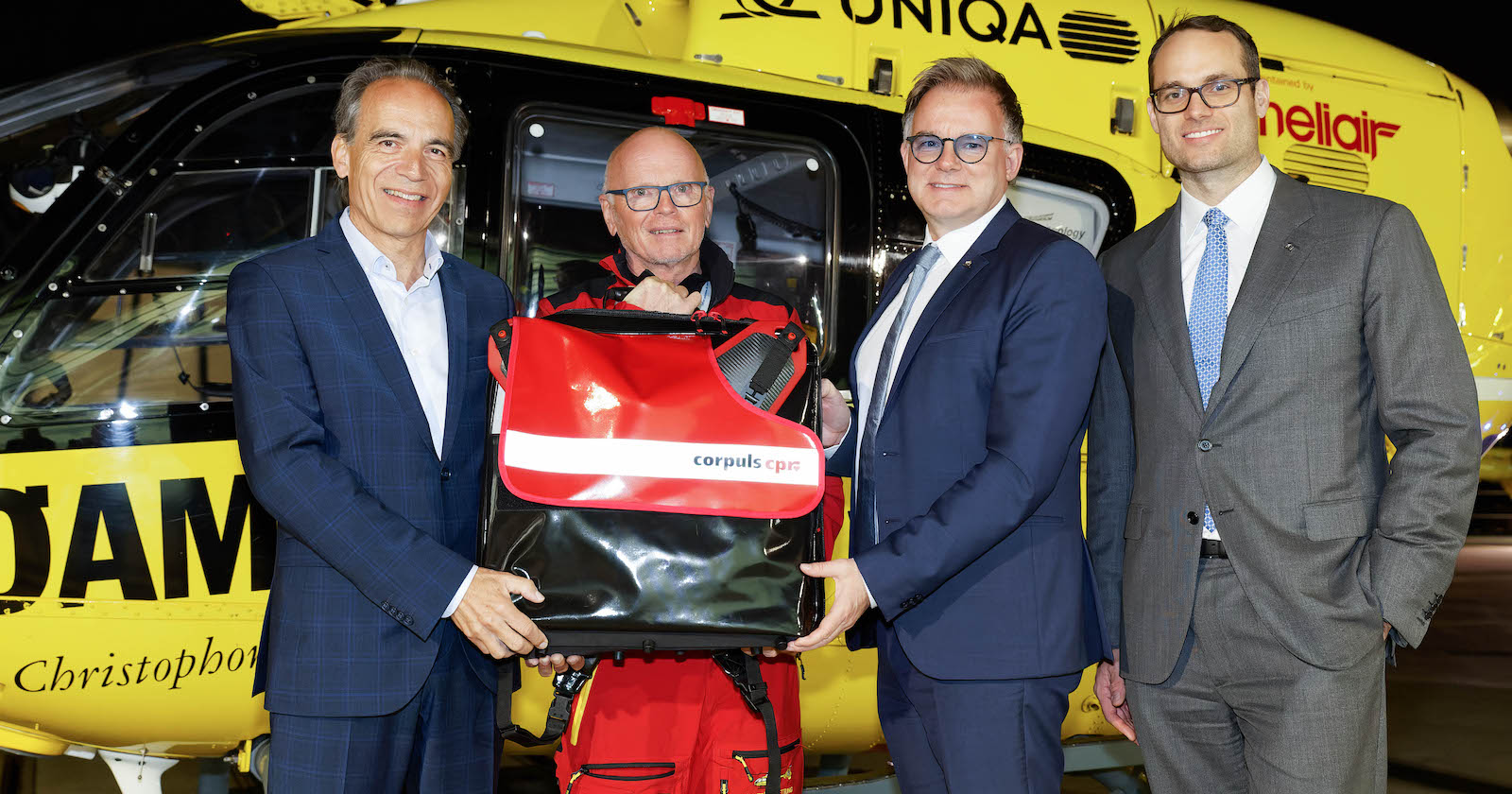 Uniqa- und ÖAMTC-Vertreter vor einem Rettungshubschrauber | Credit: ÖAMTC/Bauer