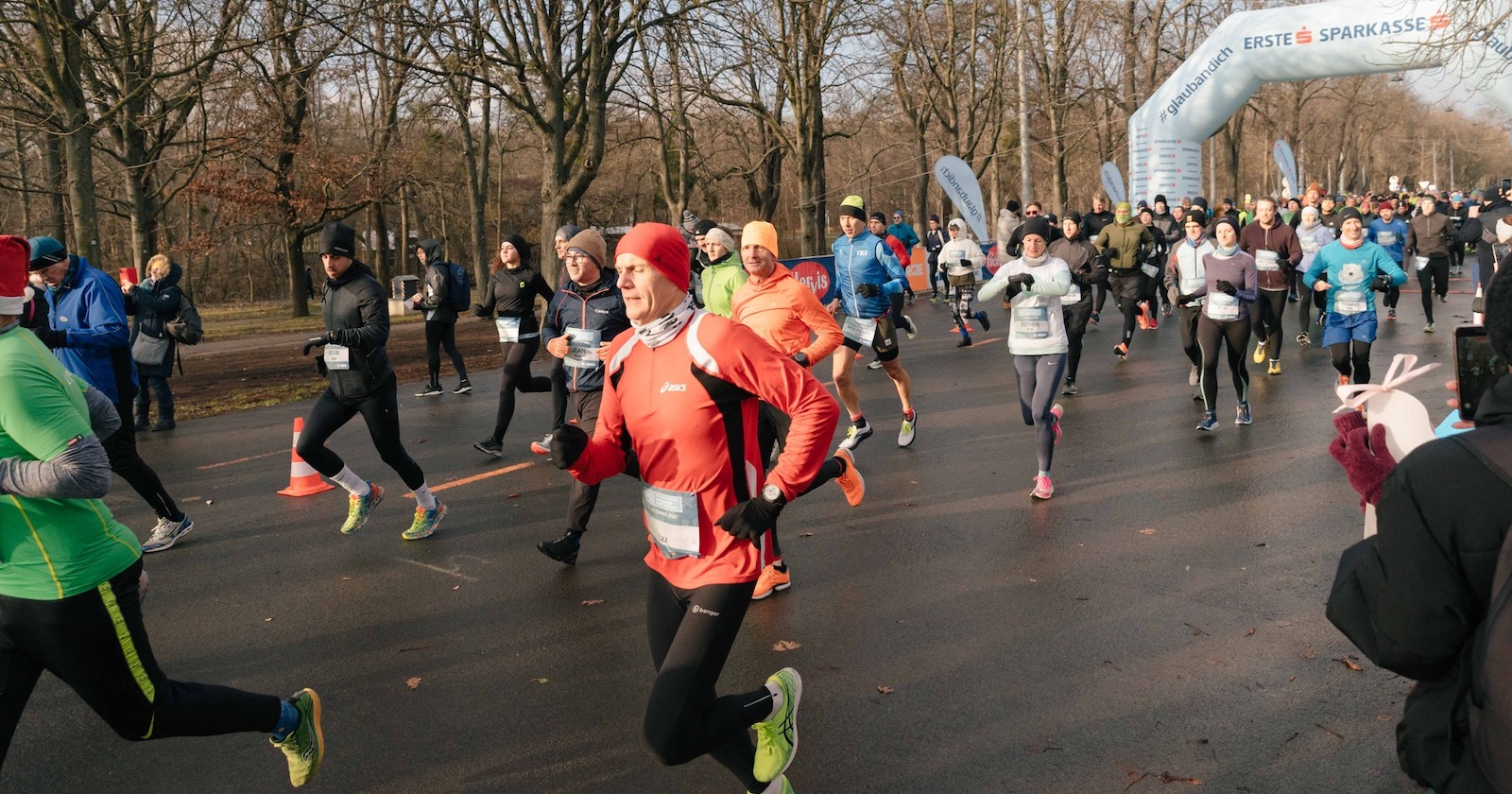 Läufer starten zum Winterlauf in der Prater Hauptallee | Credit: Michael Kvick