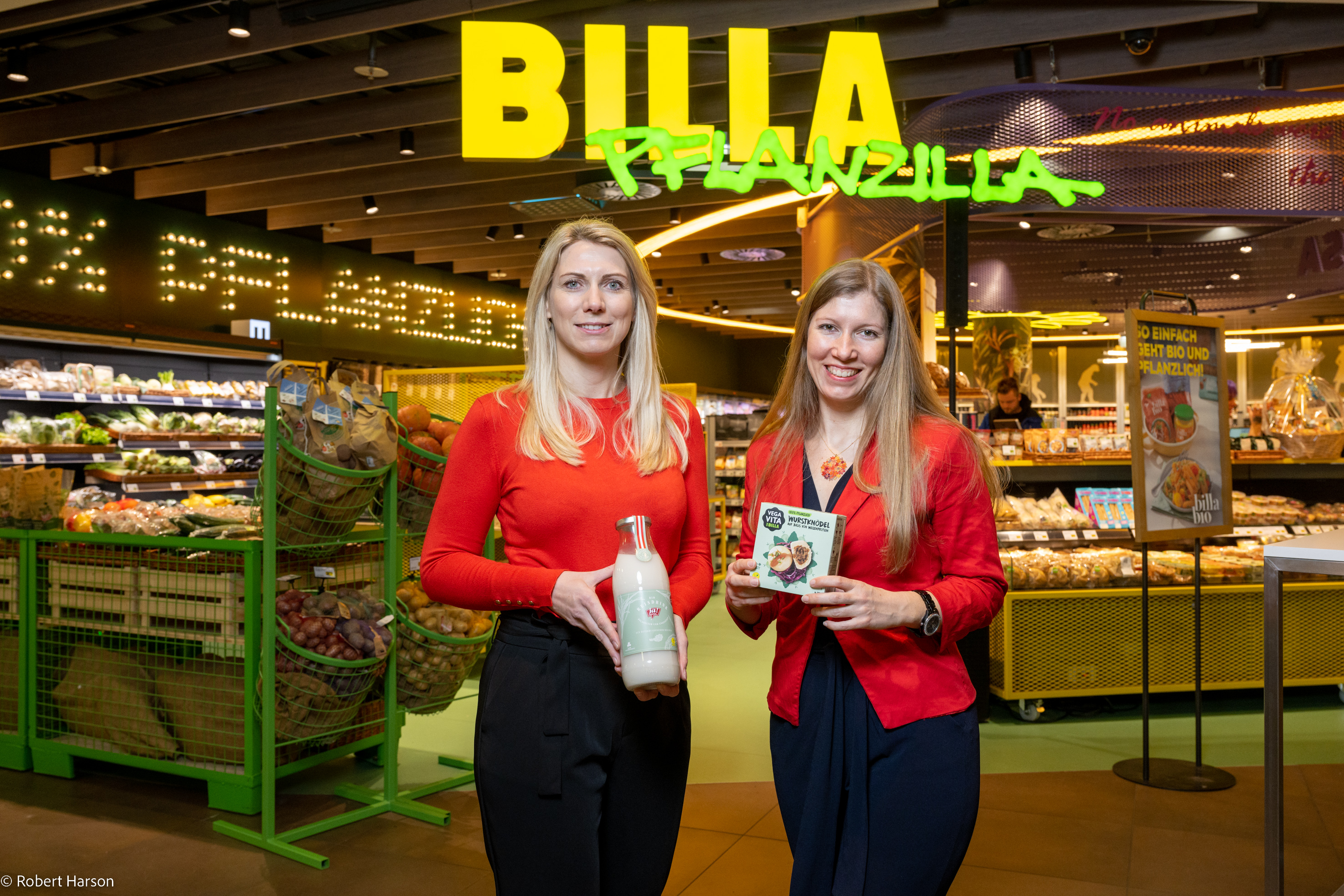 Zwei Mitarbeiterinnen von BILLA