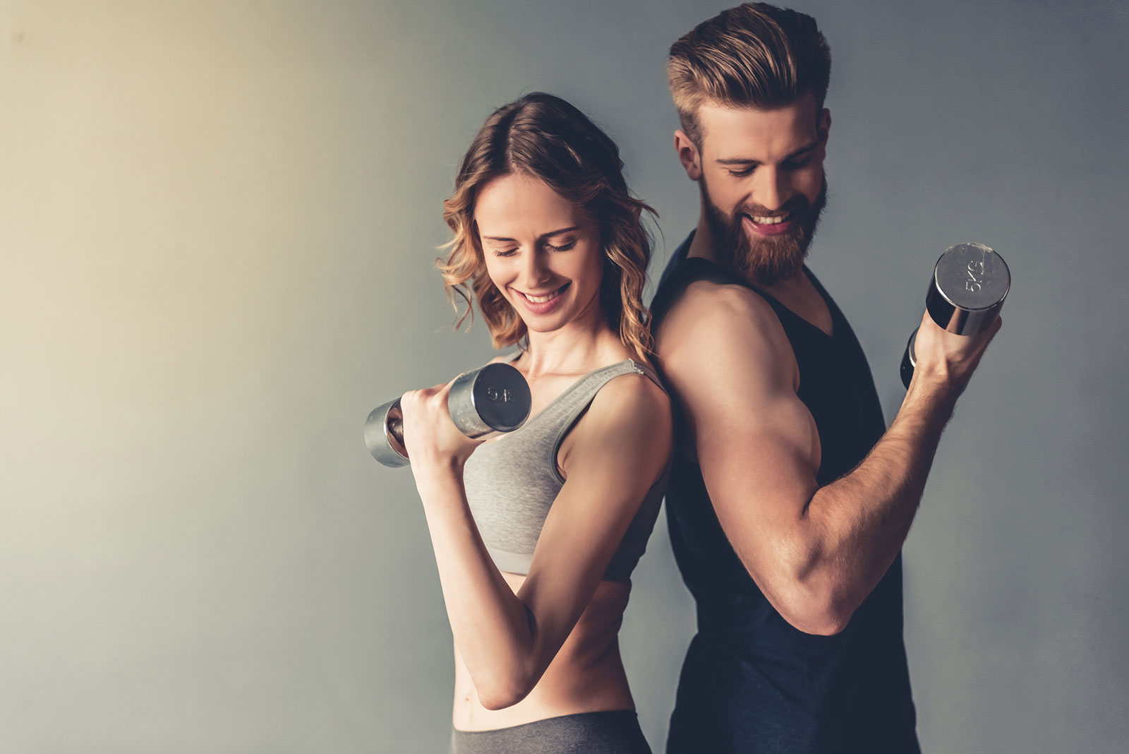 Frau und Mann beim gemeinsamen Hanteltraining | Credit: iStock.com/GeorgeRudy