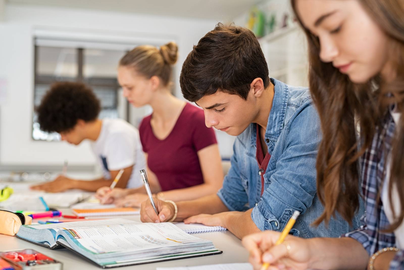 Schülerinnen und Schüler bei der Klassenarbeit | Credit: iStock.com/Ridofranz