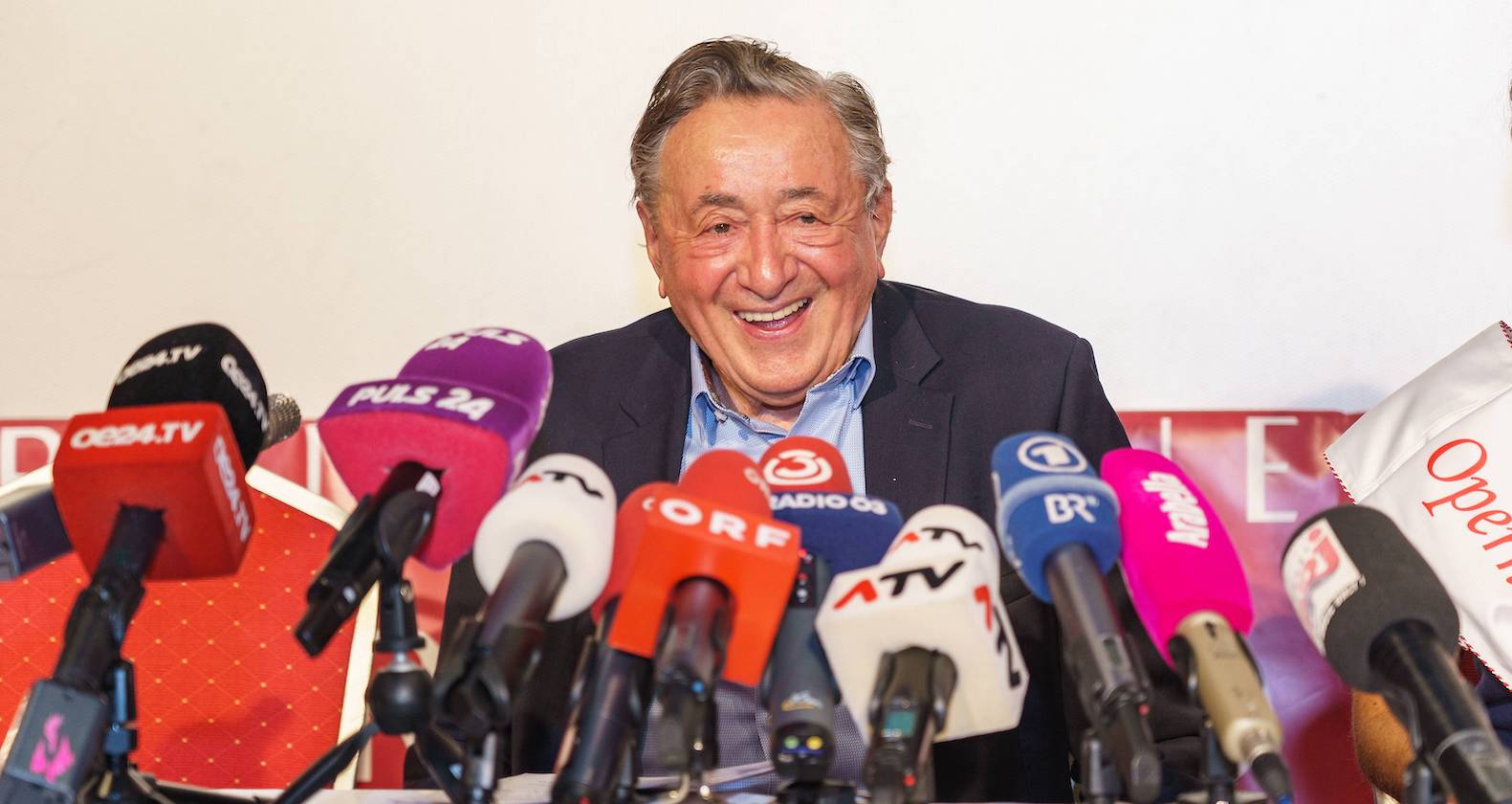 Richard Lugner vor vielen Mikrofonen. | Credit: Andreas Tischler / picturedesk.com