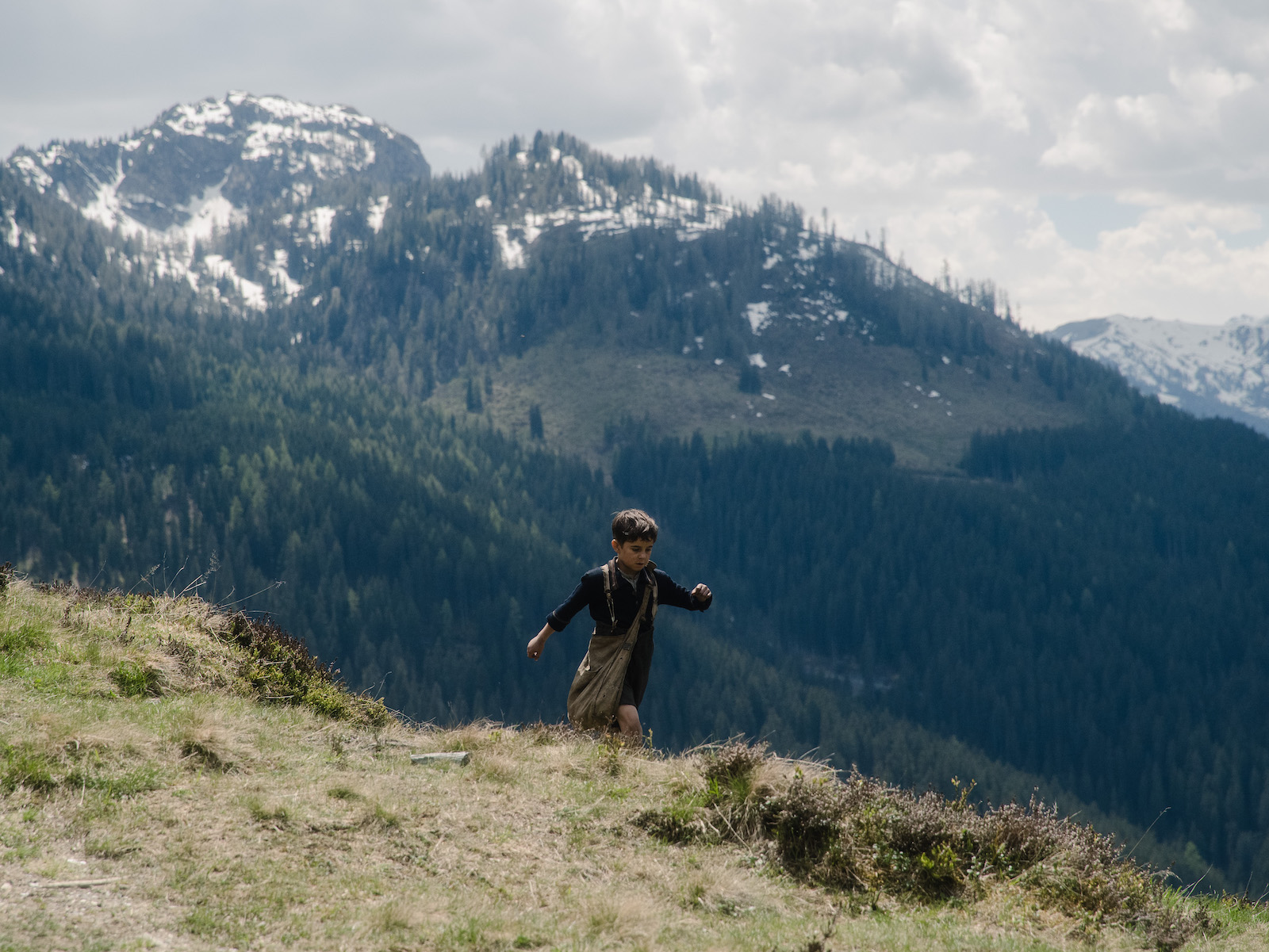 Maximilian Reinwald als junger Streitberger auf der Alm. | Credit: Alamode Film