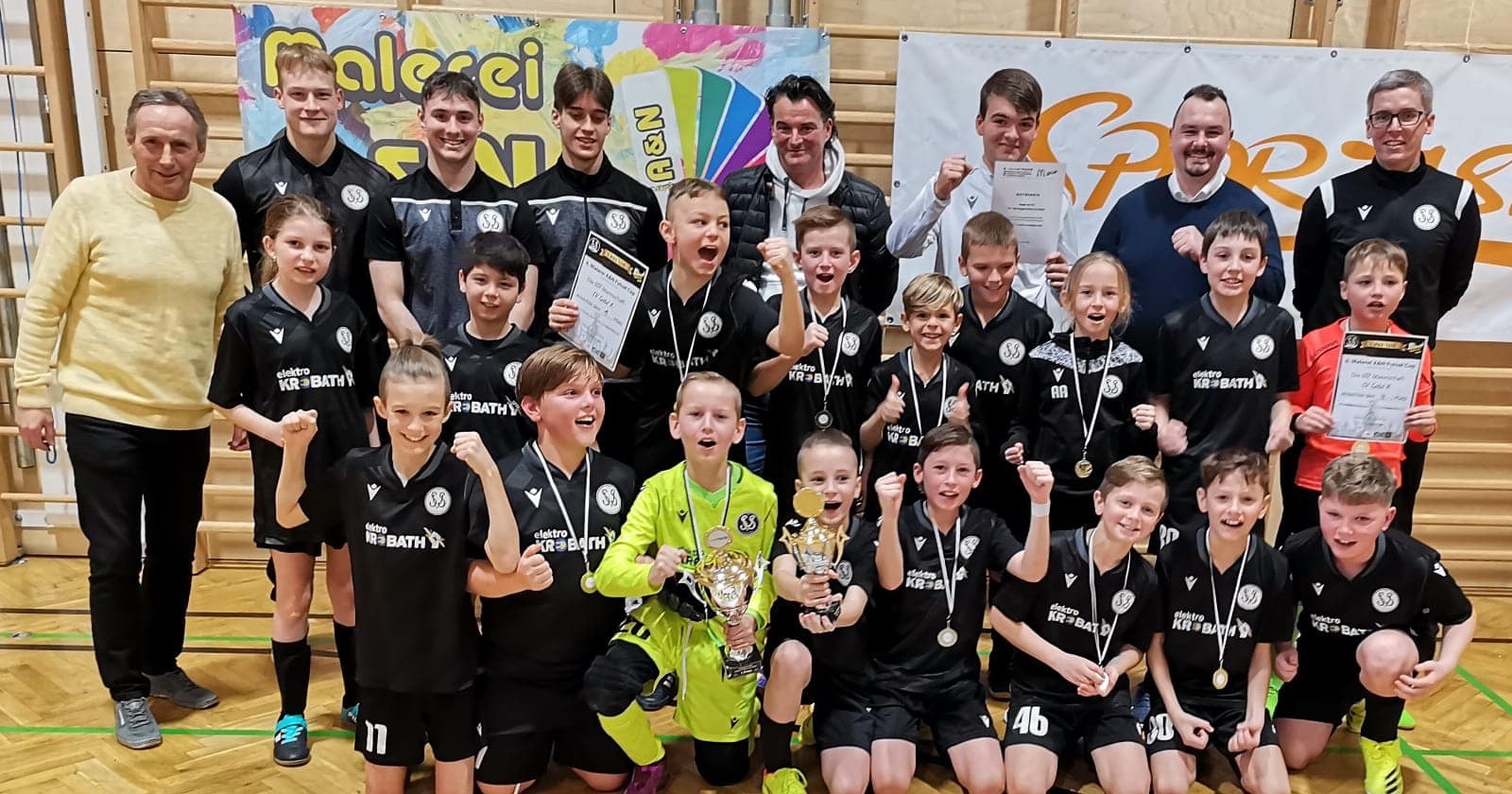 Die Nachwuchsspieler des SV SPORTASTIC Spittal jubeln in der Spittaler Ballsporthalle über den Turniersieg in drei Altersklassen