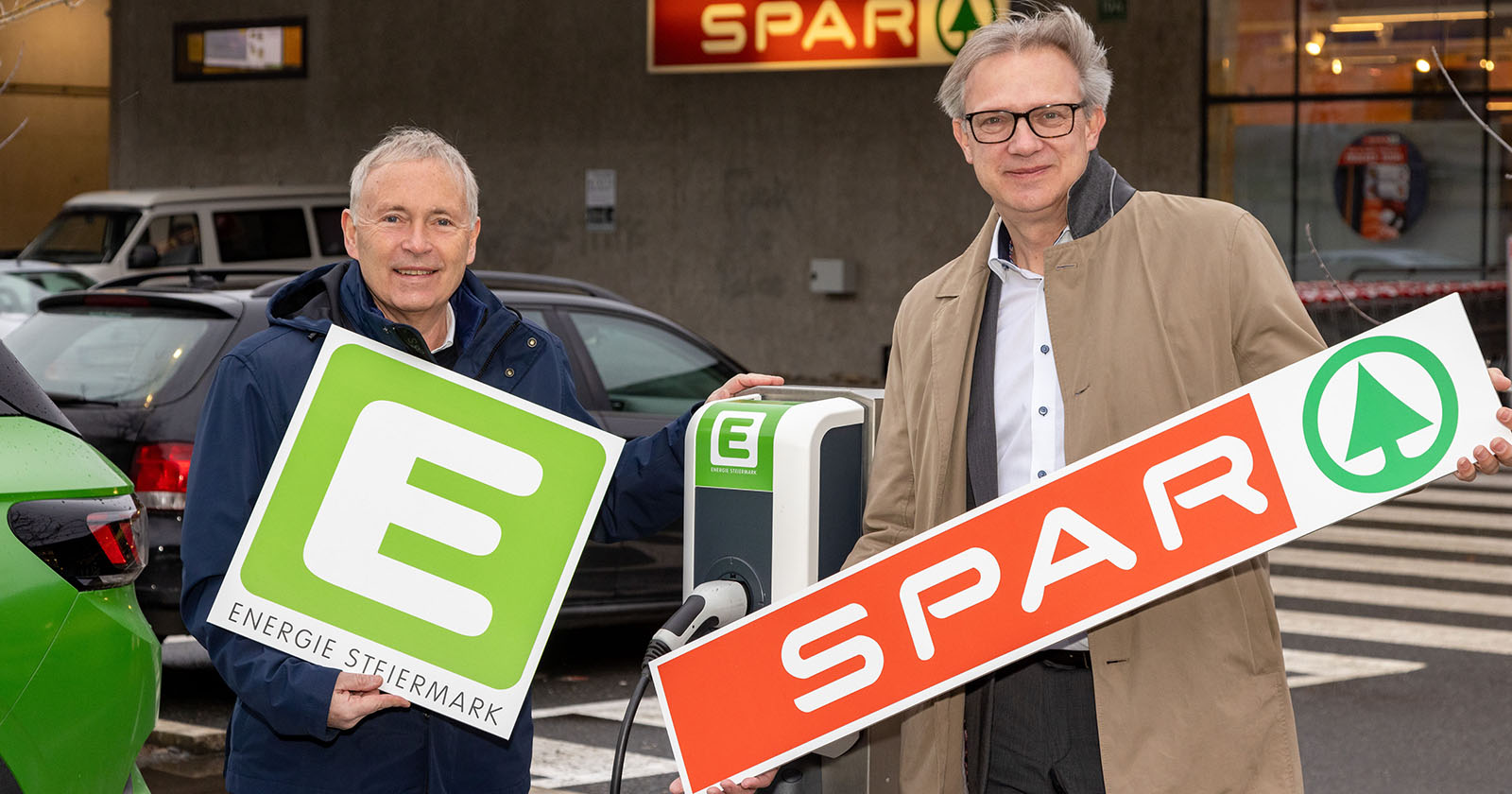 Christian Purrer, Vorstandssprecher Energie Steiermark (l.) und SPAR-Steiermark-Geschäftsführer Mag. Christoph Holzer.