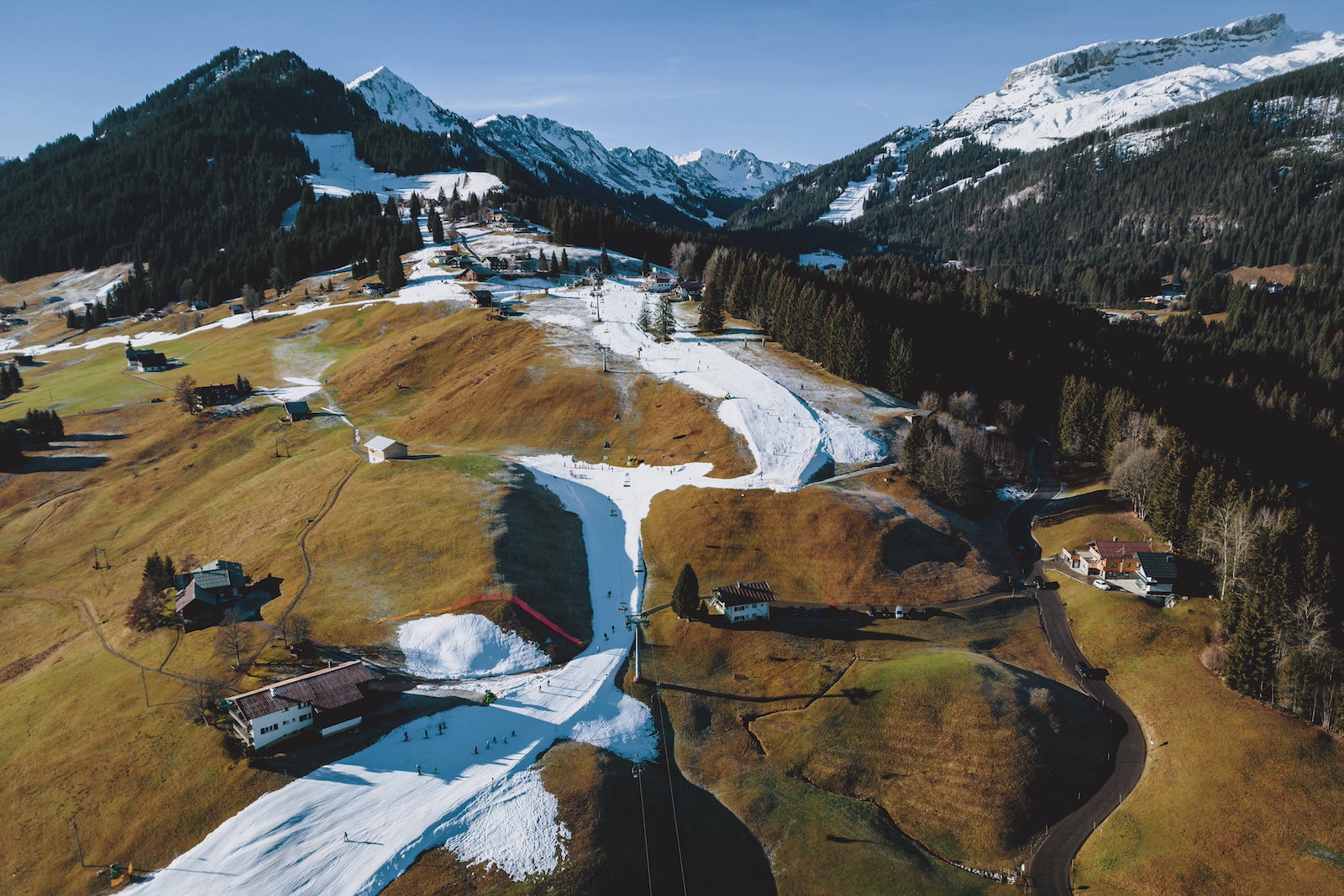 Schmale Kunstschneepiste, umgeben von Grün. | Credit: JFK / EXPA / picturedesk.com
