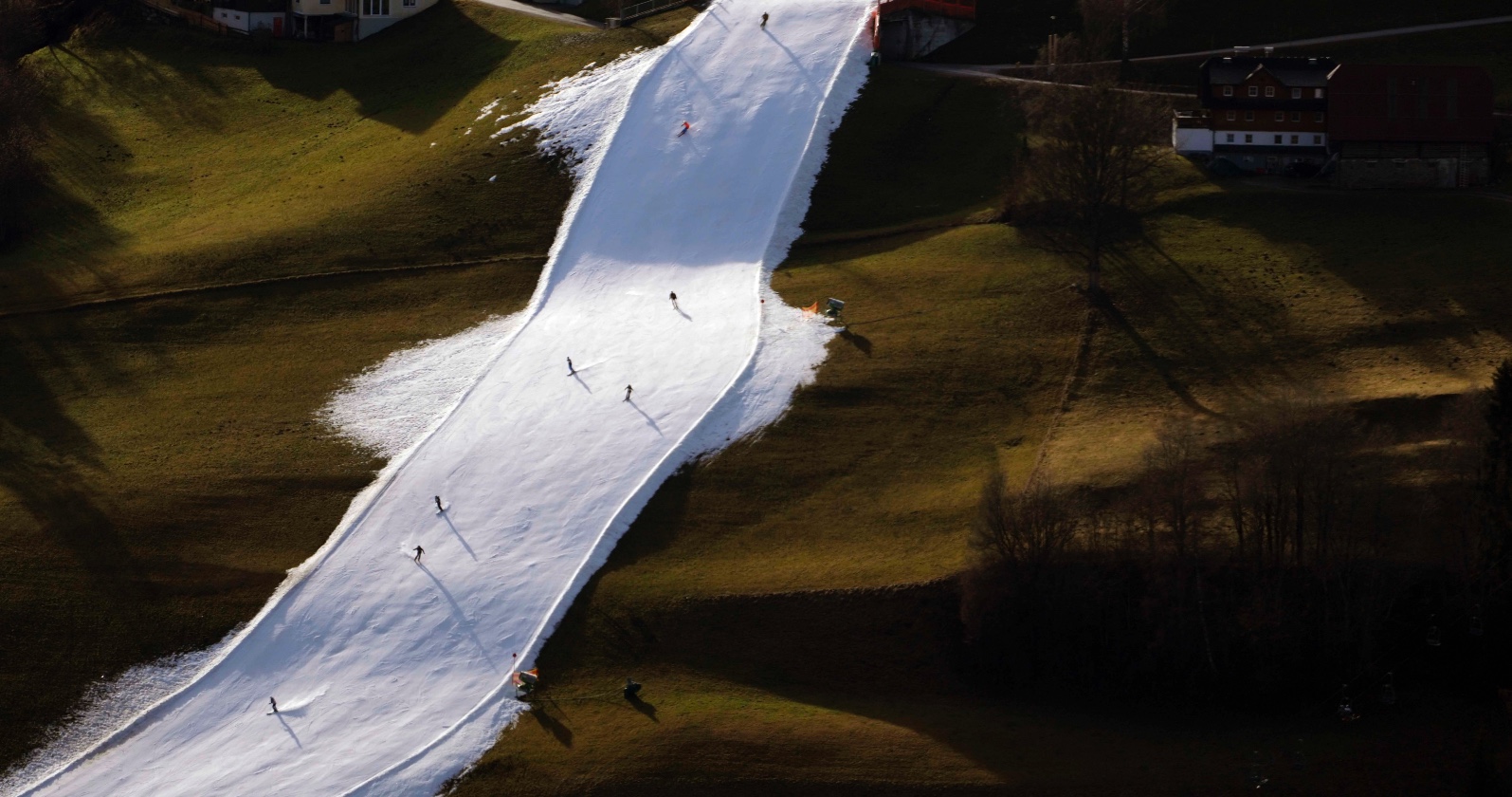 Schmale Abfahrt in Schladming, rundherum braun und grün. Credit: Matthias Schrader / AP / picturedesk.com