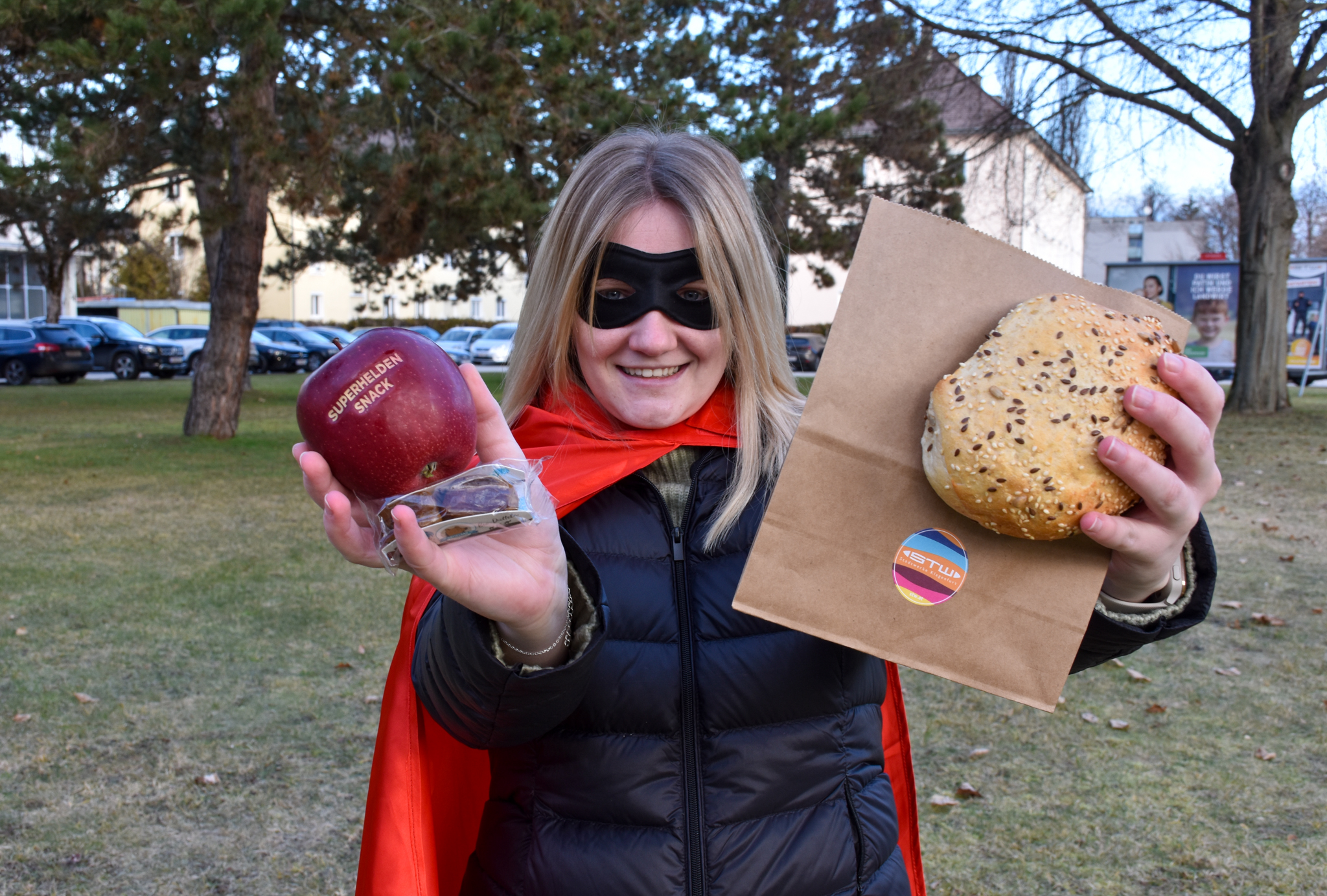 Frau verkleidet mit Lebensmitteln