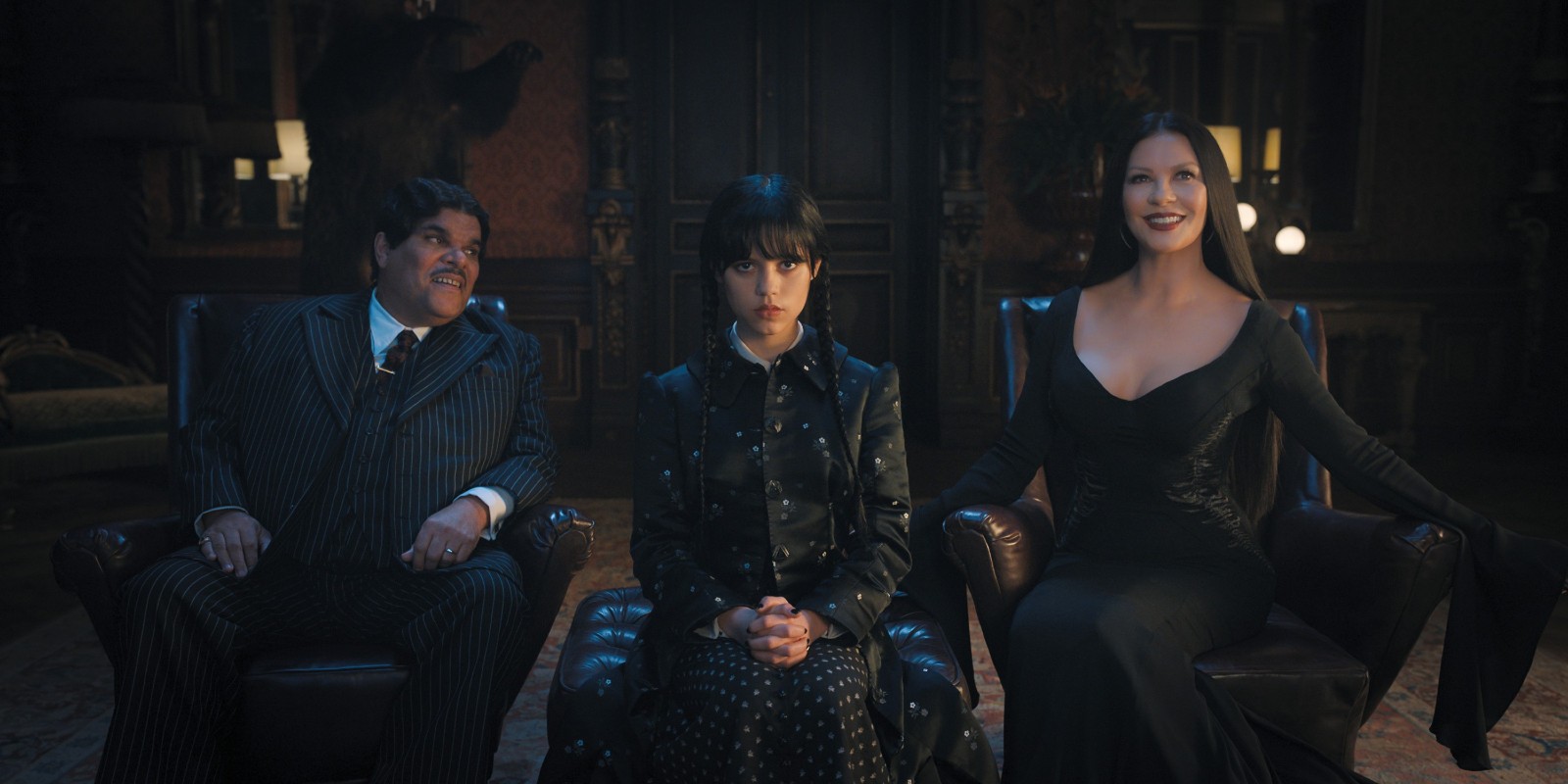 Wednesday und ihre Eltern sitzen zusammen | Credit: ©Netflix / Everett Collection / picturedesk.com