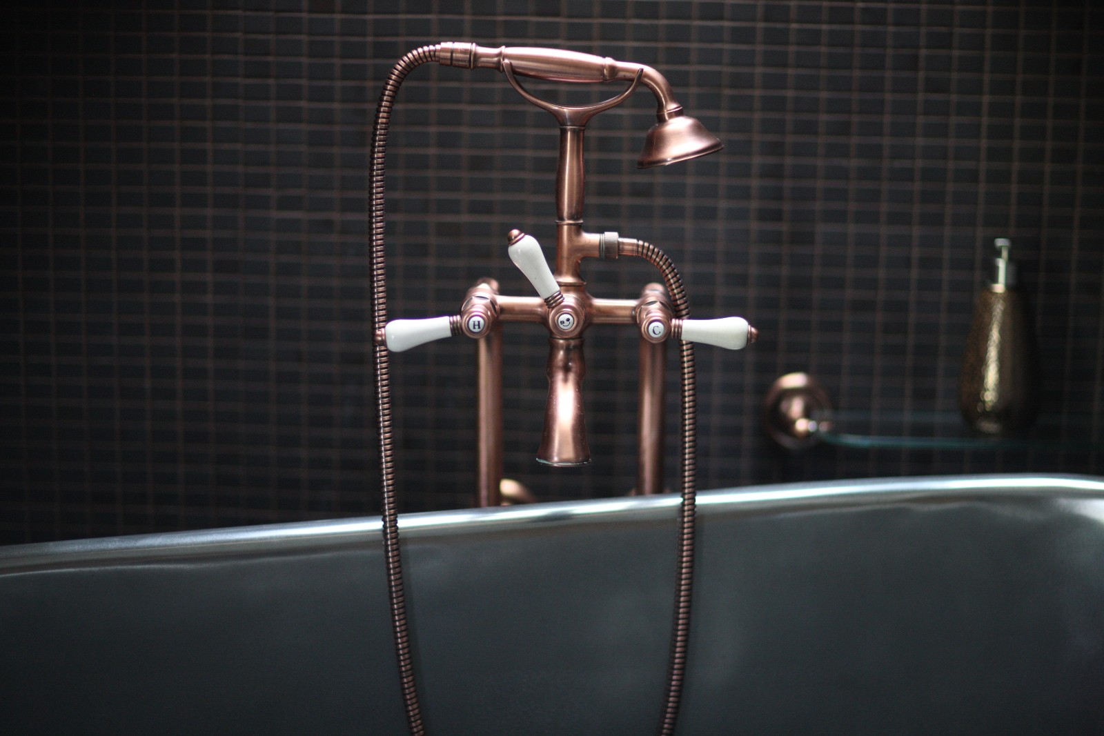 Kupferfarbener Wasserhahn von einer Badewanne | Credit: iStock.com/Banannaanna