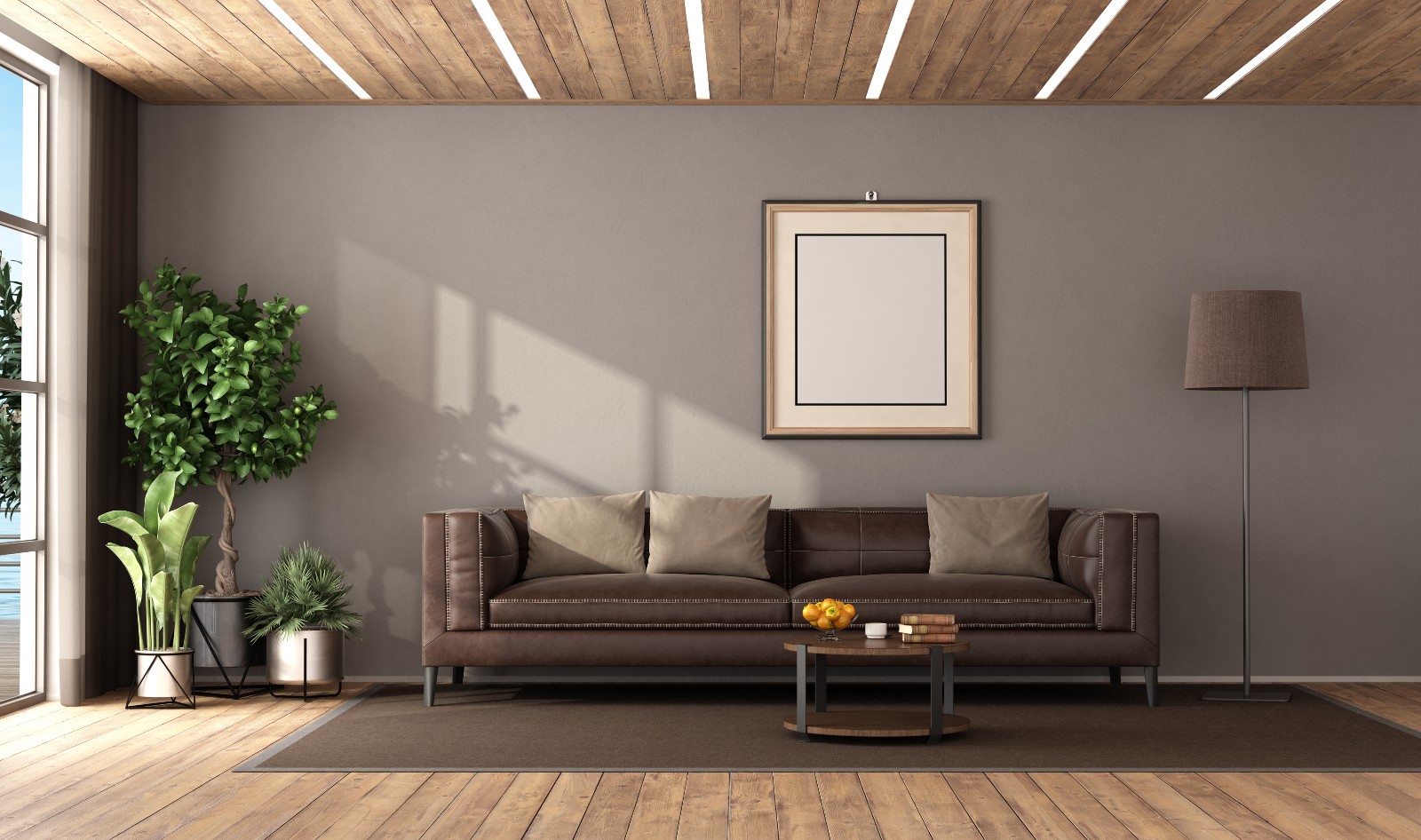 Braunes Sofa steht in einem Raum mit Pflanzen | Credit: iStock.com/archideaphoto