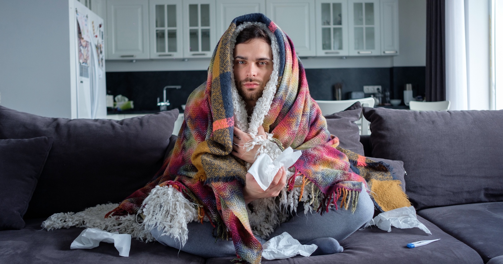 Mann leidet an "Männerschnupfen". | Credit: iStock.com/Alexander Medvedev