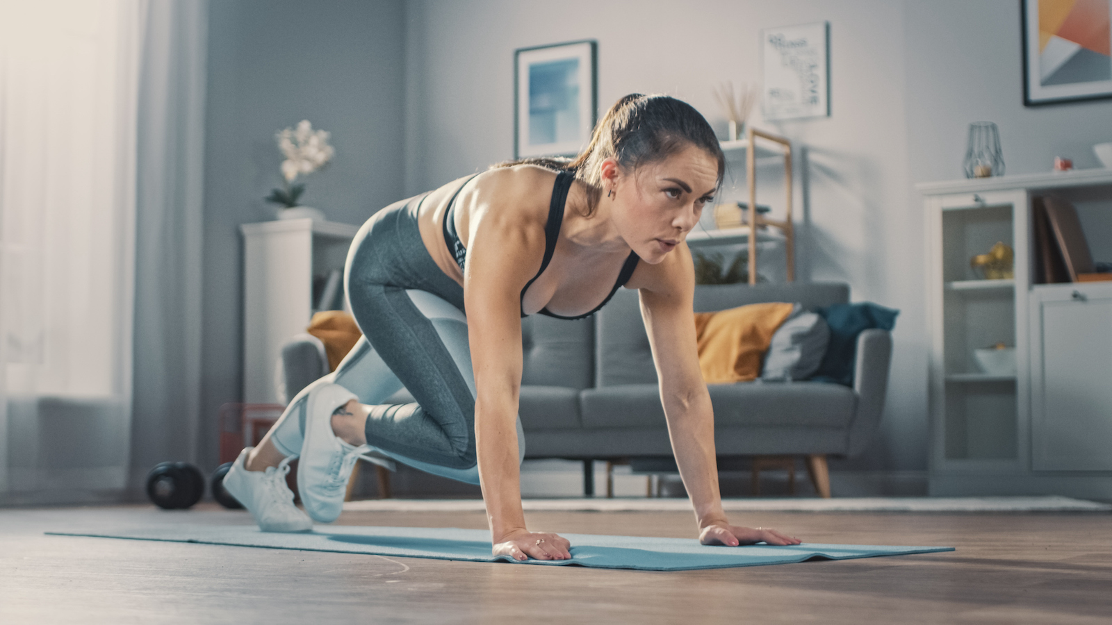 Frau macht Mountain Climber-Übung am Boden. | Credit: iStock.com/gorodenkoff