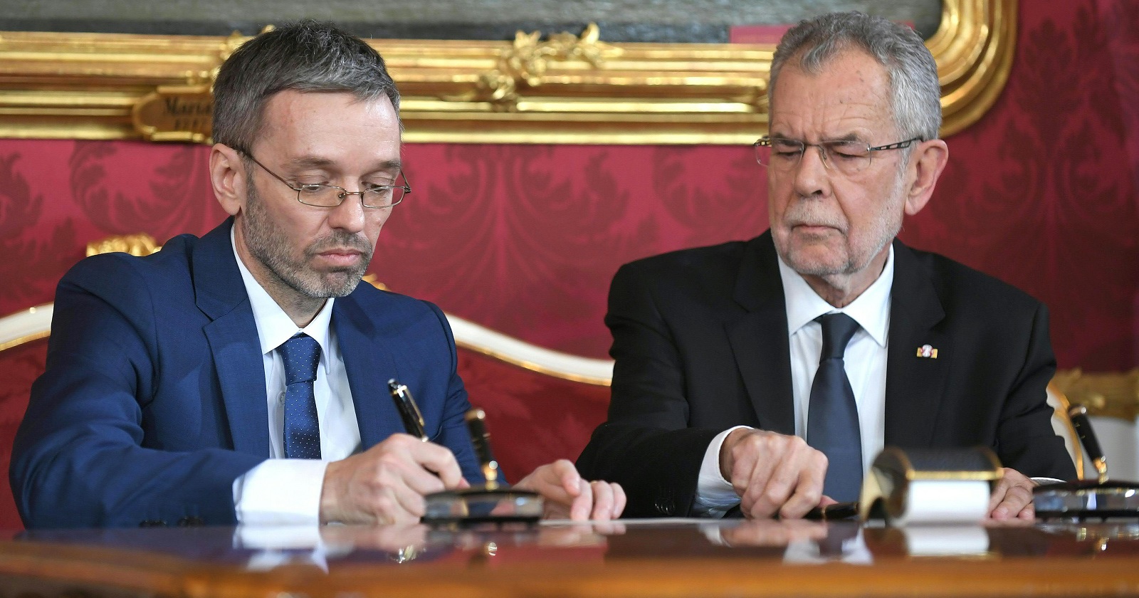 Herbert Kickl und Alexander Van der Bellen bei der Angelobung der ÖVP-FPÖ-Bundesregierung in der Präsidentschaftskanzlei in Wien