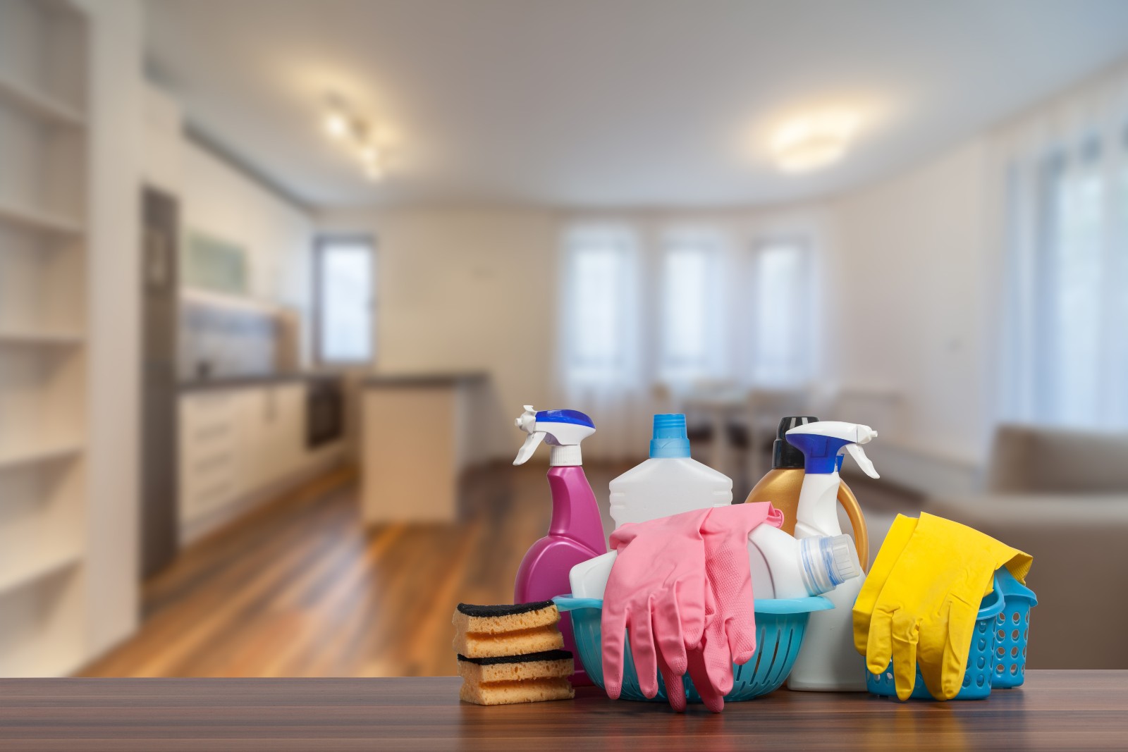 Putzutensilien stehen in der Küche | Credit: iStock.com/MihailDechev