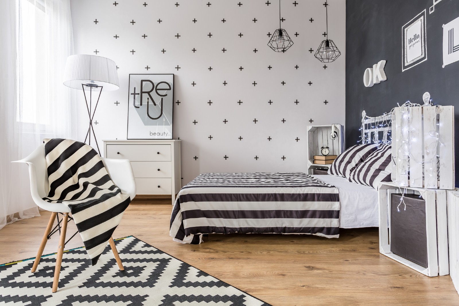 Schwarz-Weiße Einrichtung im Schlafzimmer | Credit: iStock.com/KatarzynaBialasiewicz