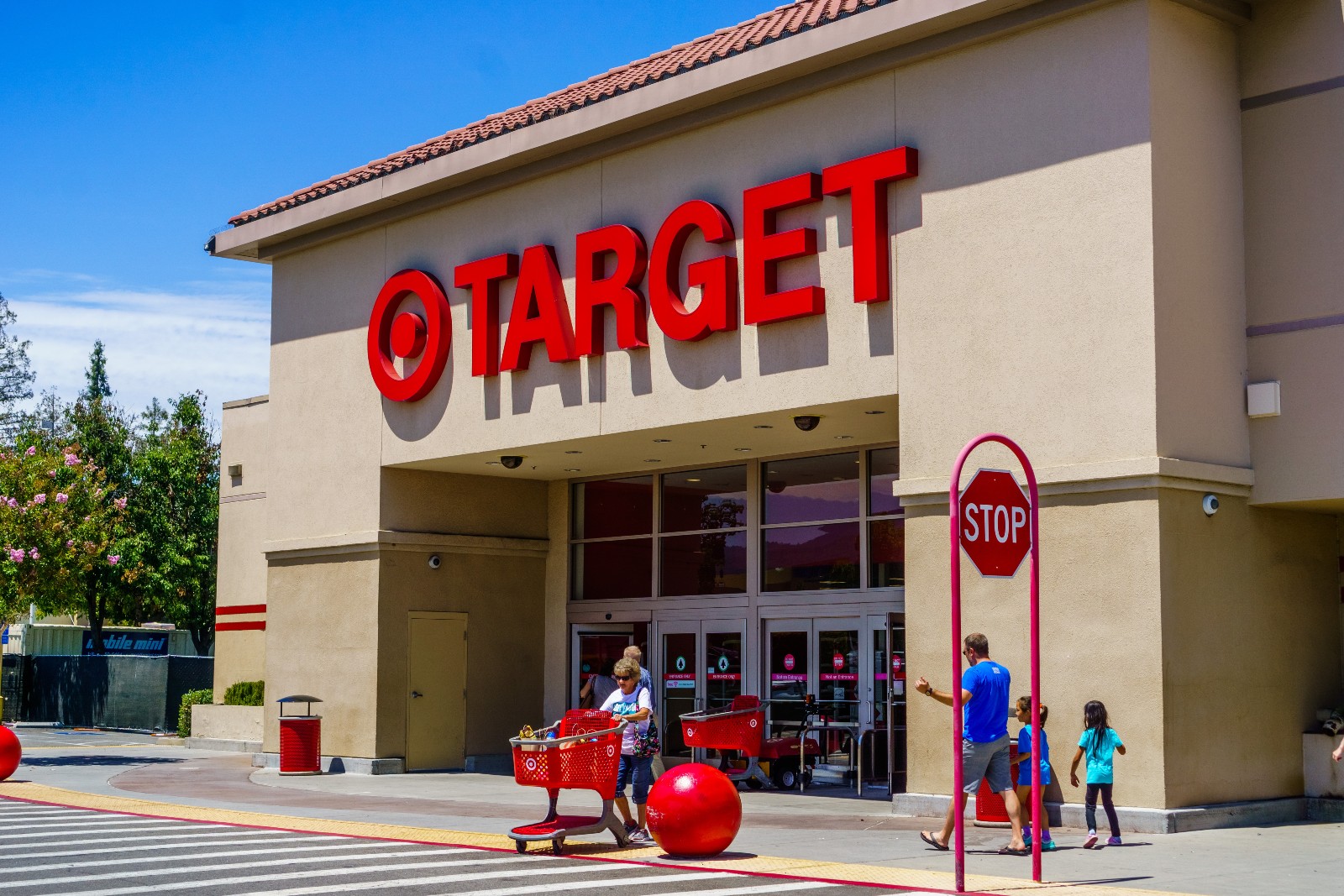 Target-Einkaufsgeschäft von außen | Credit: iStock.com/Sundry Photography
