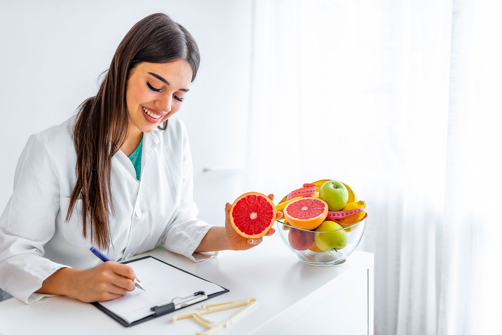 Ernährungsberaterin bei der Arbeit | Credit: iStock.com/dragana991