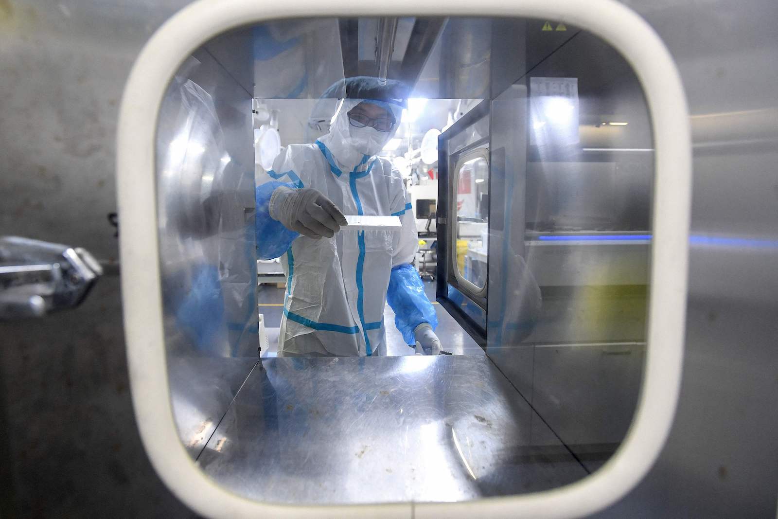 Mitarbeiter eines Labors in Wuhan.