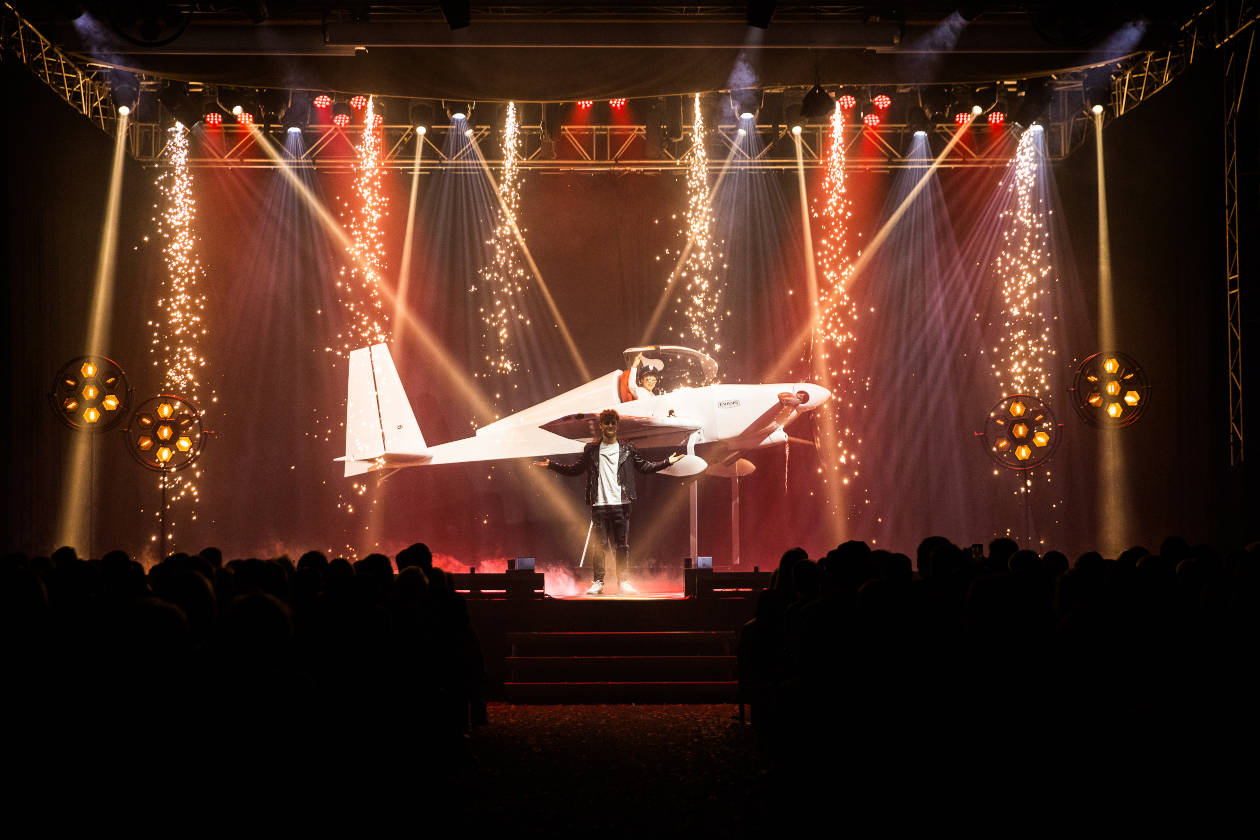 Flugzeug auf Bühne