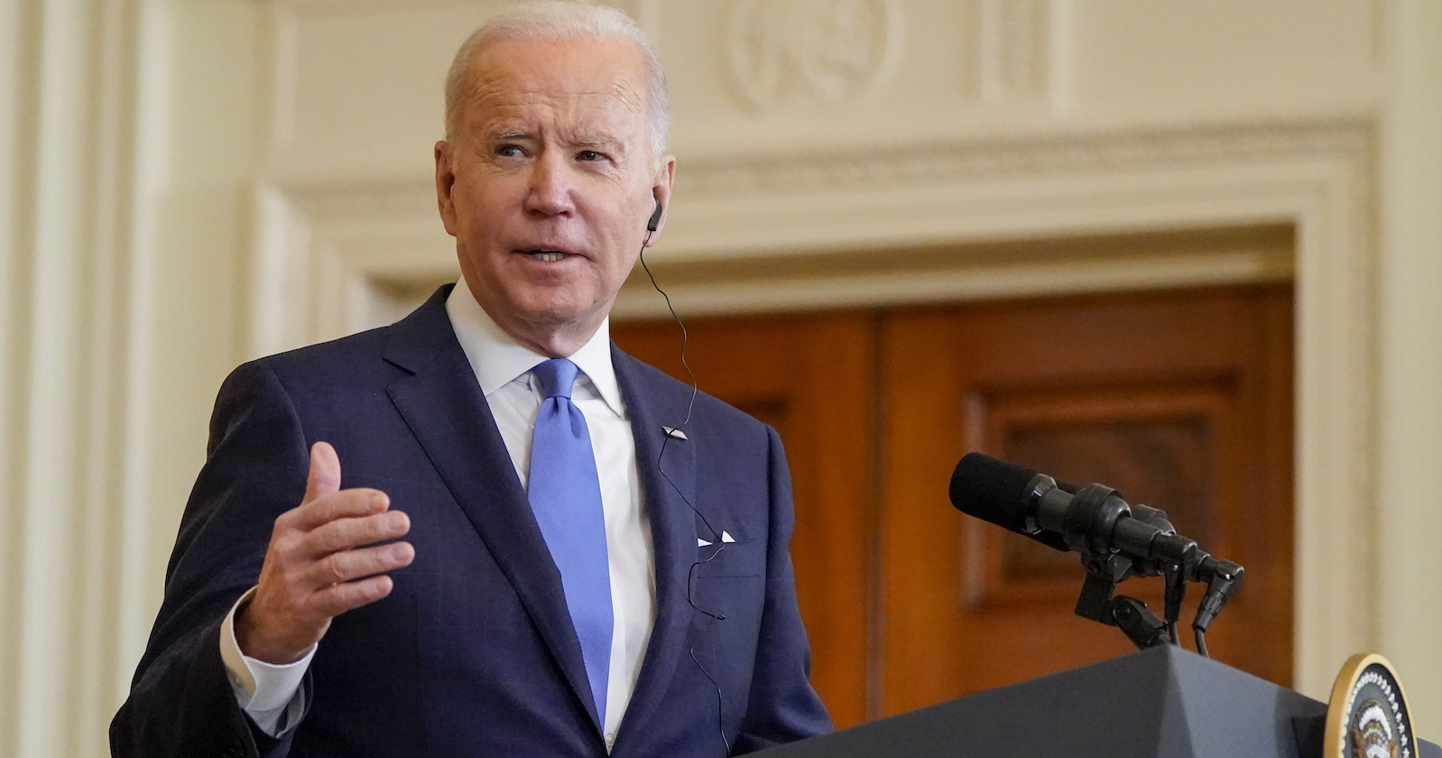 Porträt vor Mikrofon im Weißen Haus