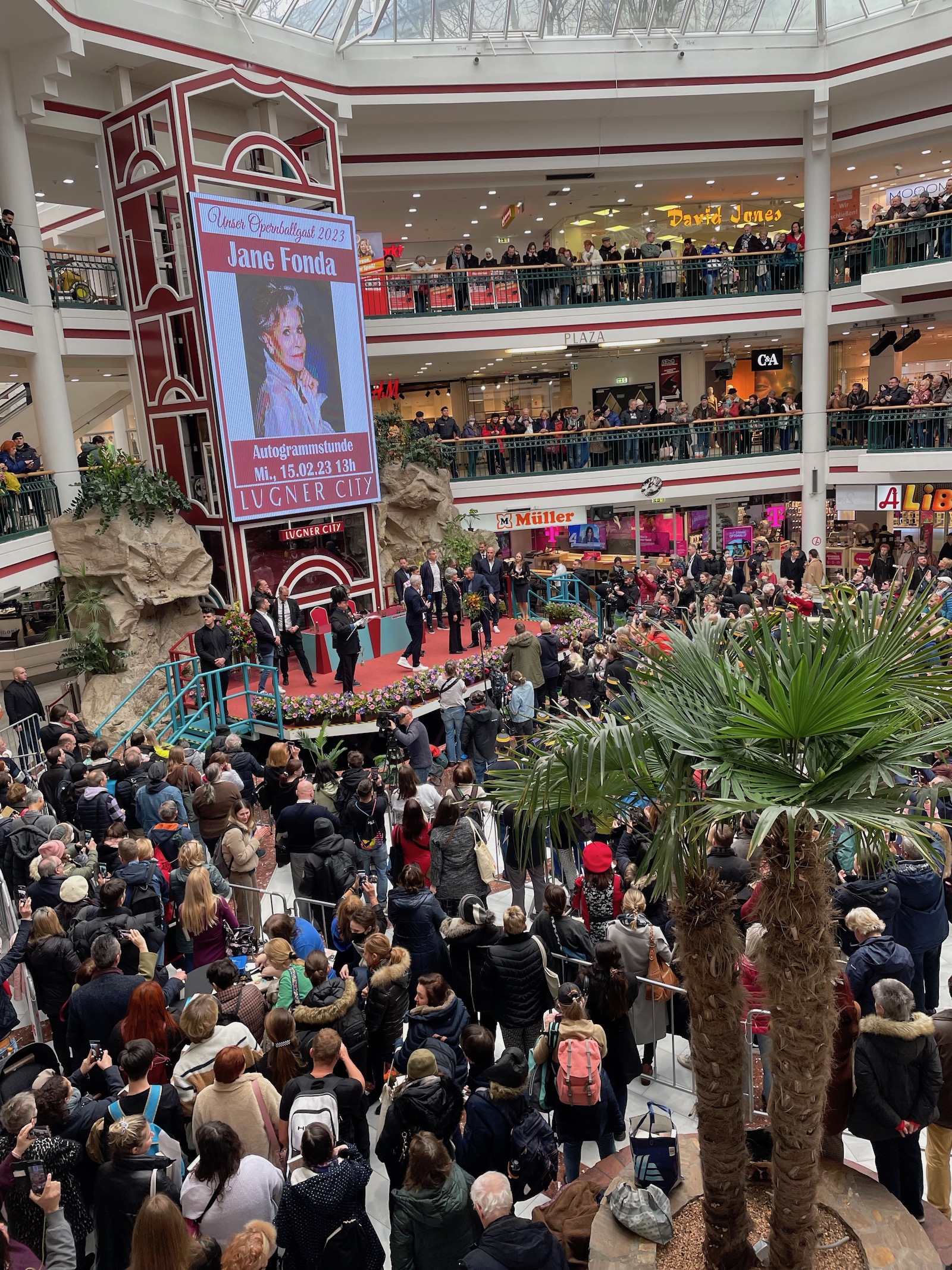 Autogrammstunde Lugner City I Credit: weekend.at