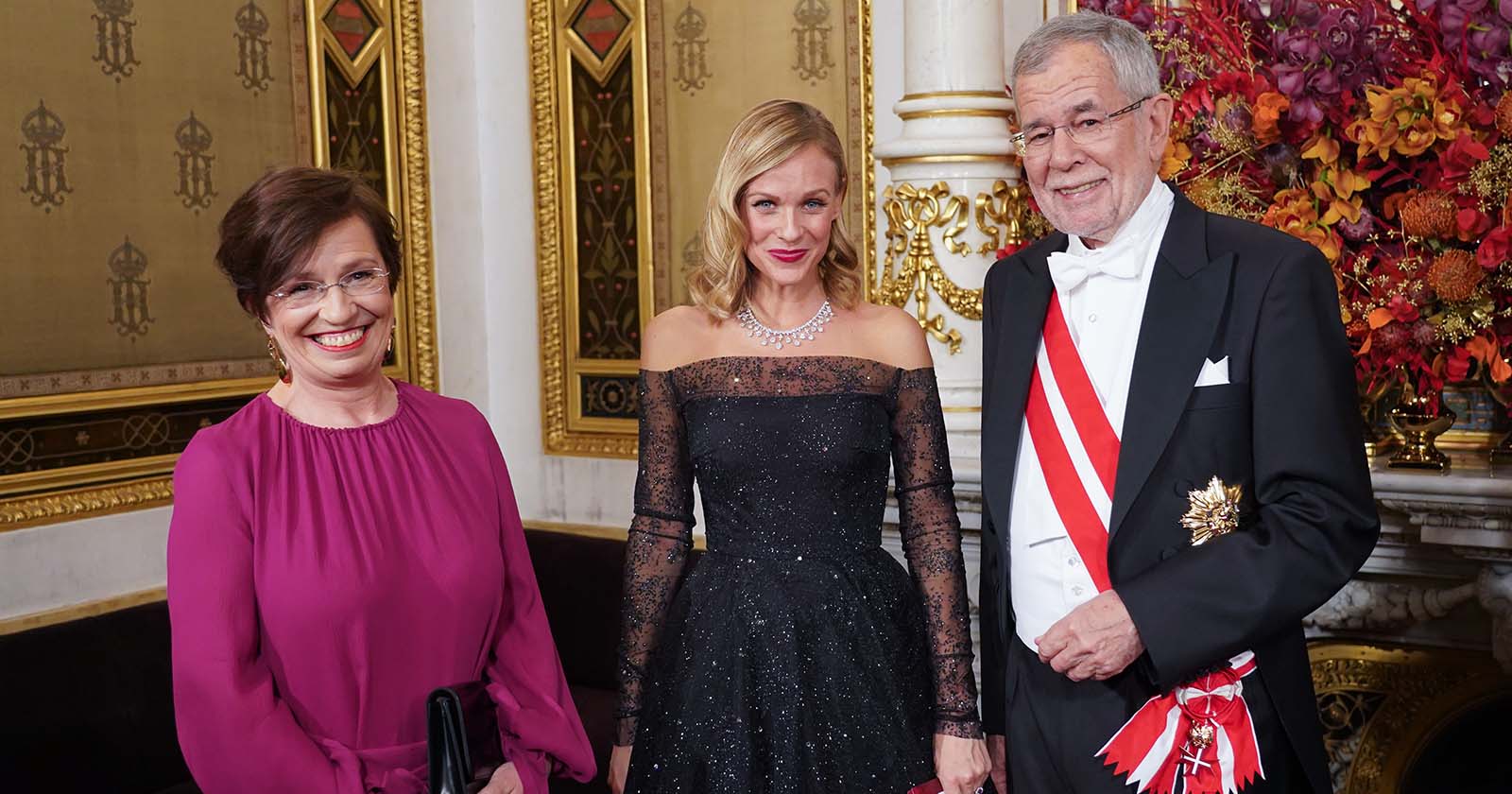 Bundespräsident Alexander Van der Bellen mit Doris Schmidauer und Mirjam Weichselbraun am Opernball
