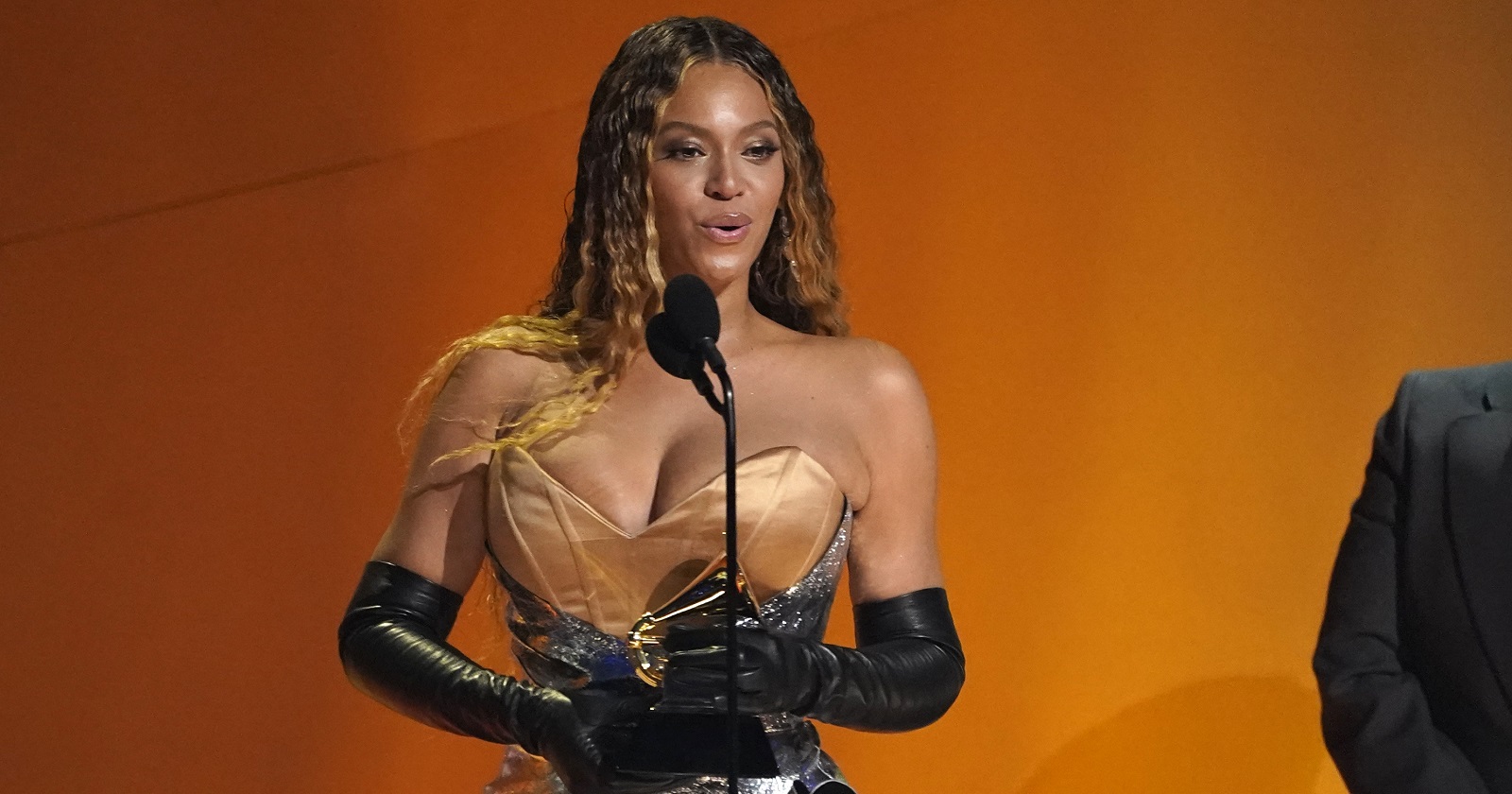 Beyonce bei der Grammy-Verleihung. Sie hält eine Rede am Mikofon, ihren neuen Grammy hat sie in der Hand