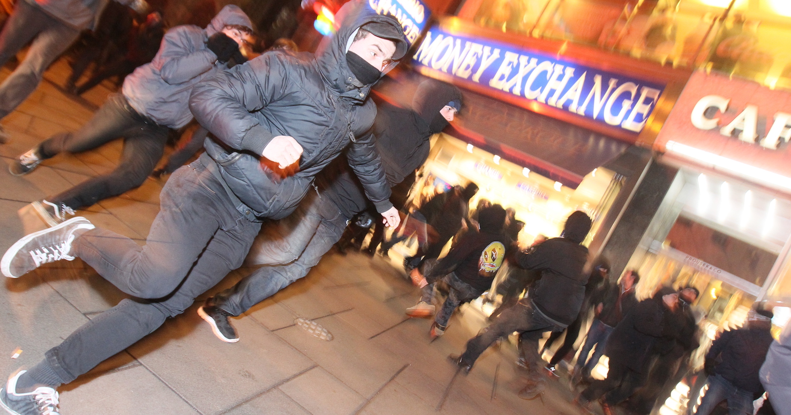 Gegner des Akademikerballs laufen vermummt über den Stephansplatz | Credit: Gilbert Novy / KURIER / picturedesk.com