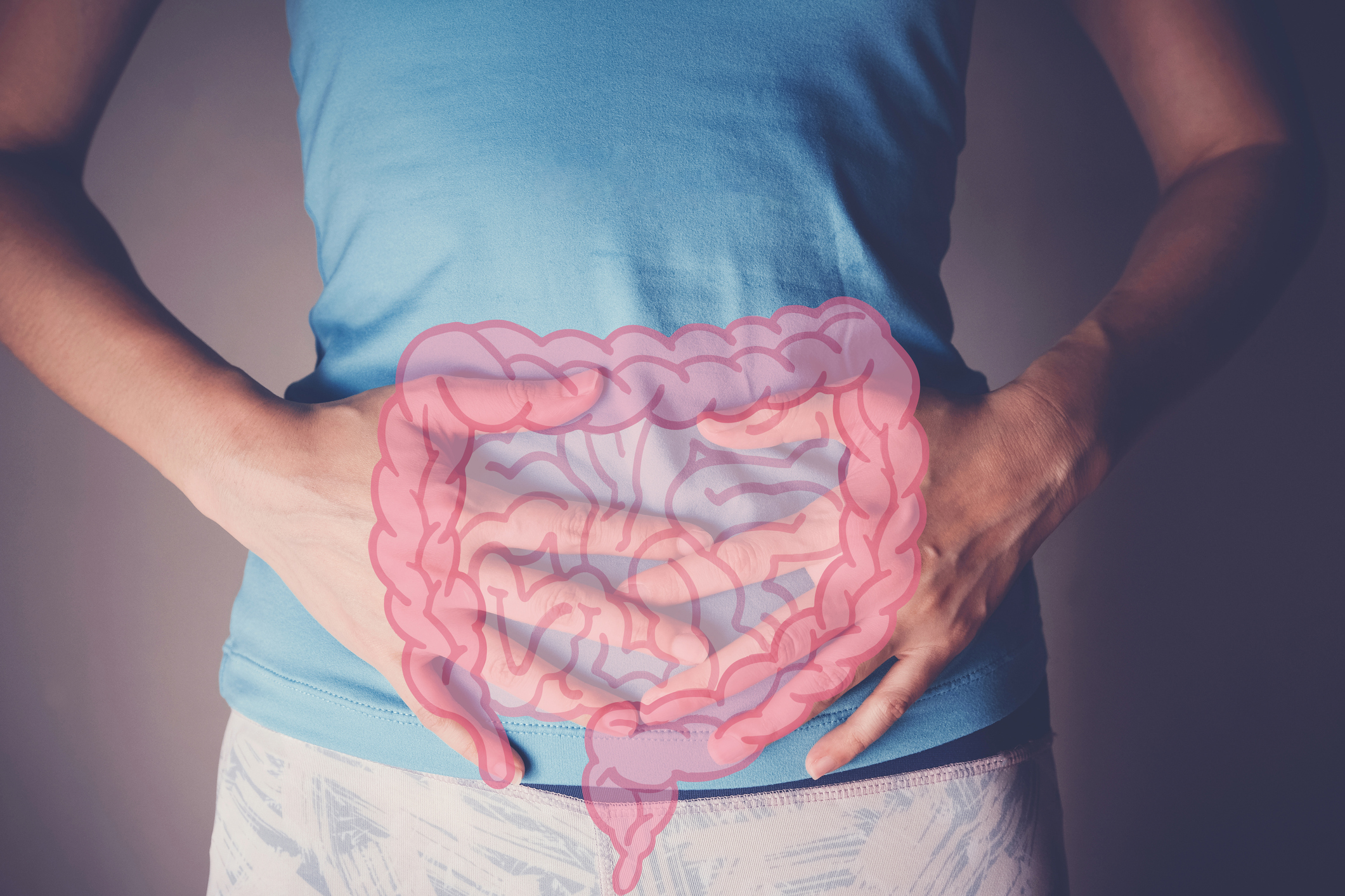 Dame hält Hände an Bauch, Darm sichtbar