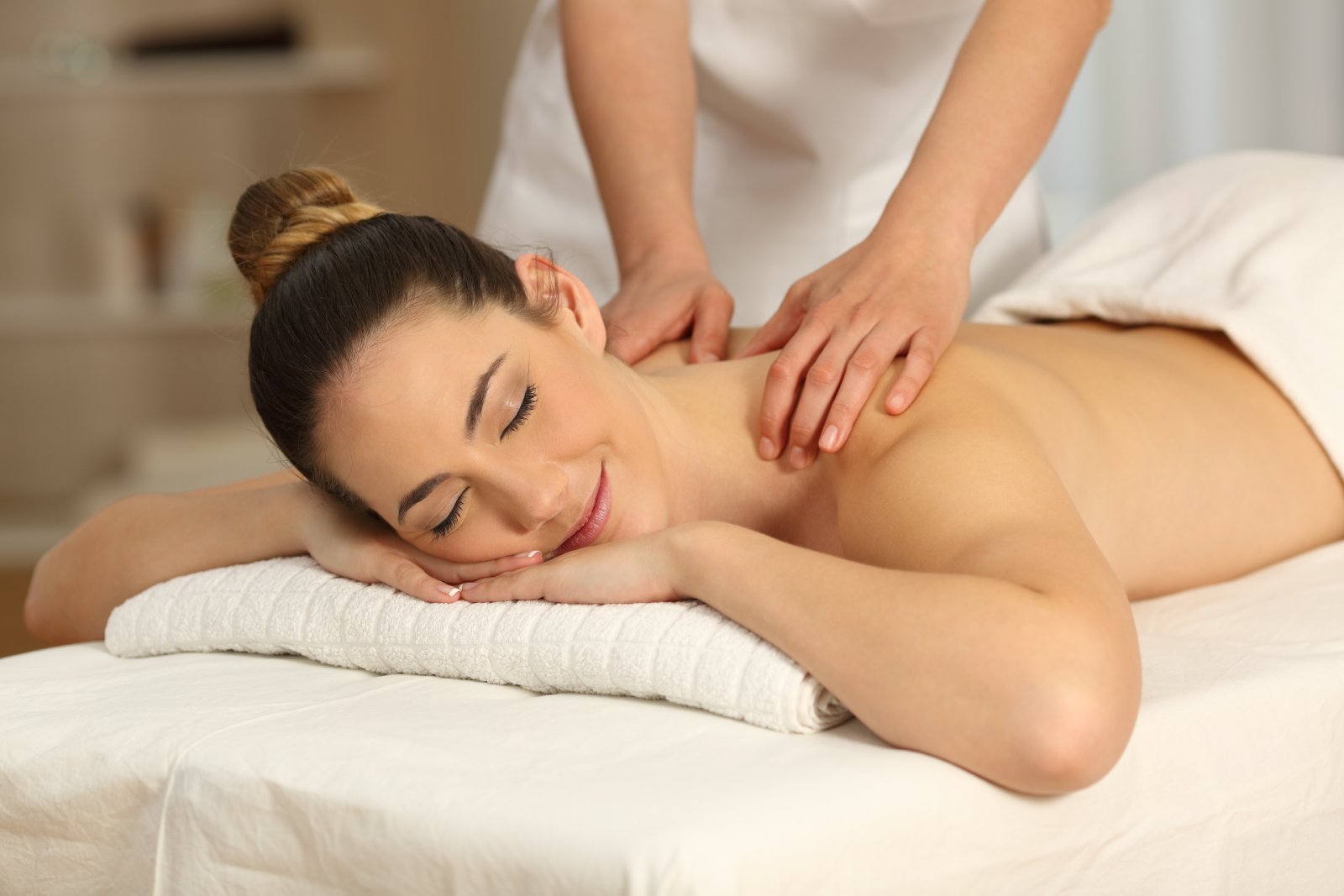 Frau bei der Massage | Credit: iStock.com/AntonioGuillem