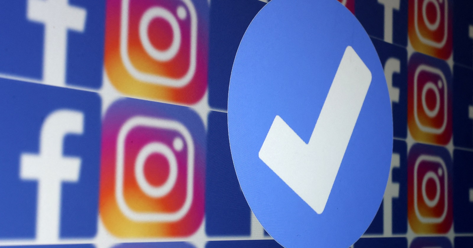 Das Logo von Facebook und Instagram, darüber das blaue Verifizierungs-Hakerl.