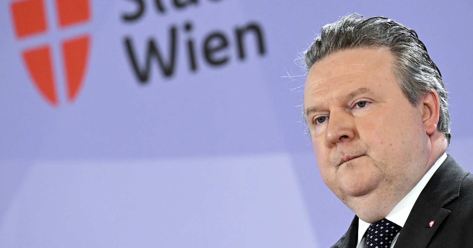 Bürgermeister Michael Ludwig vor der Pressewand der Stadt Wien
