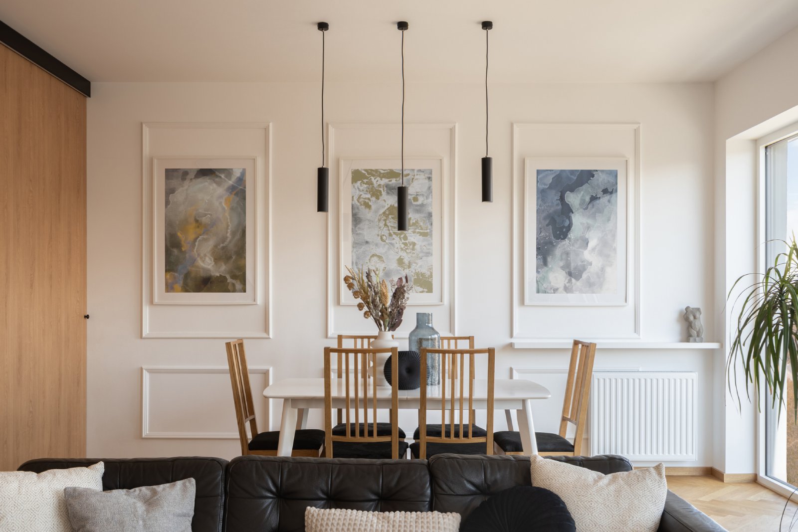 Bilder aus Tapete und Stuck hängen an einer Wand | Credit: iStock.com/in4mal
